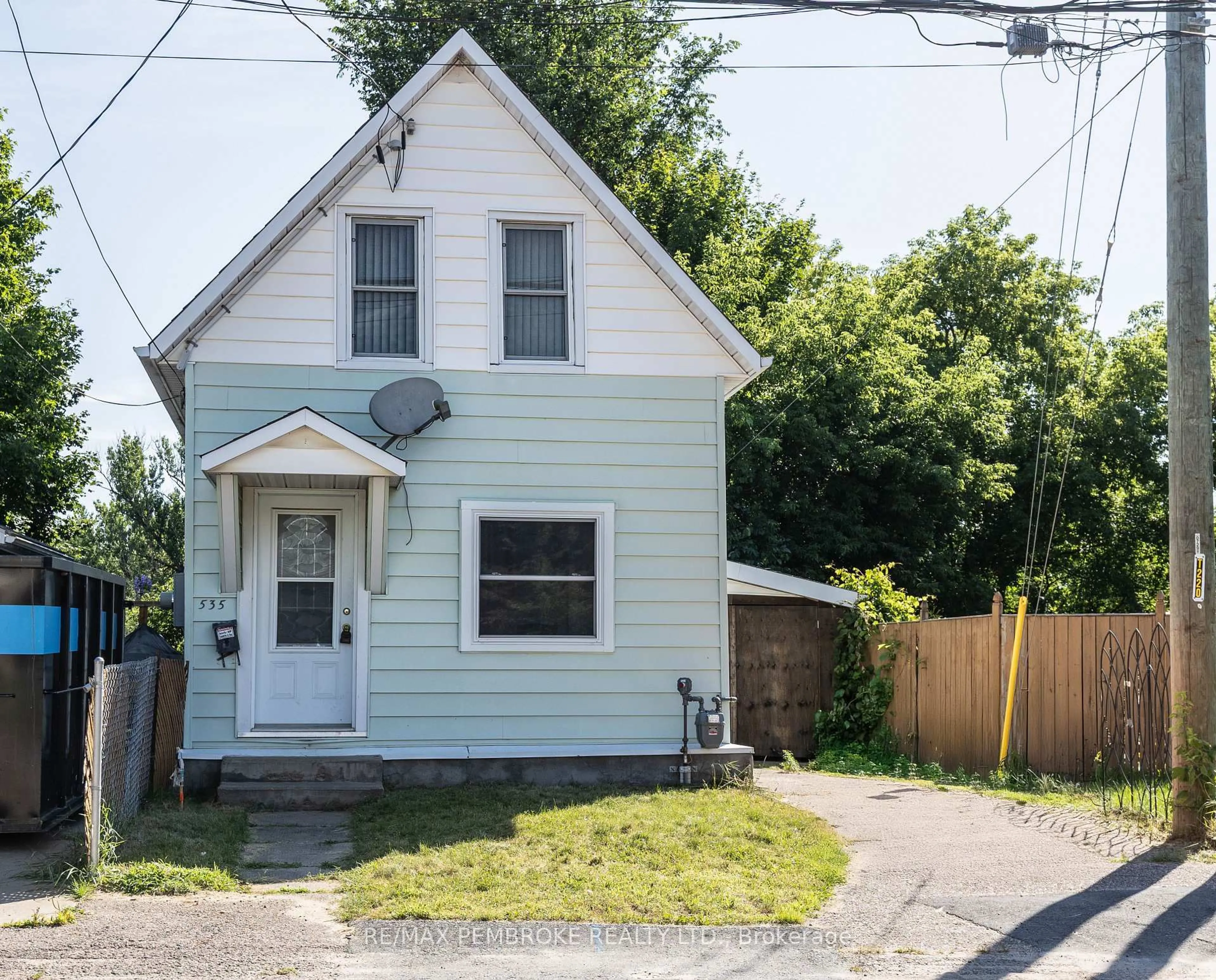 Home with vinyl exterior material, street for 535 Moffat St, Pembroke Ontario K8A 3Y2