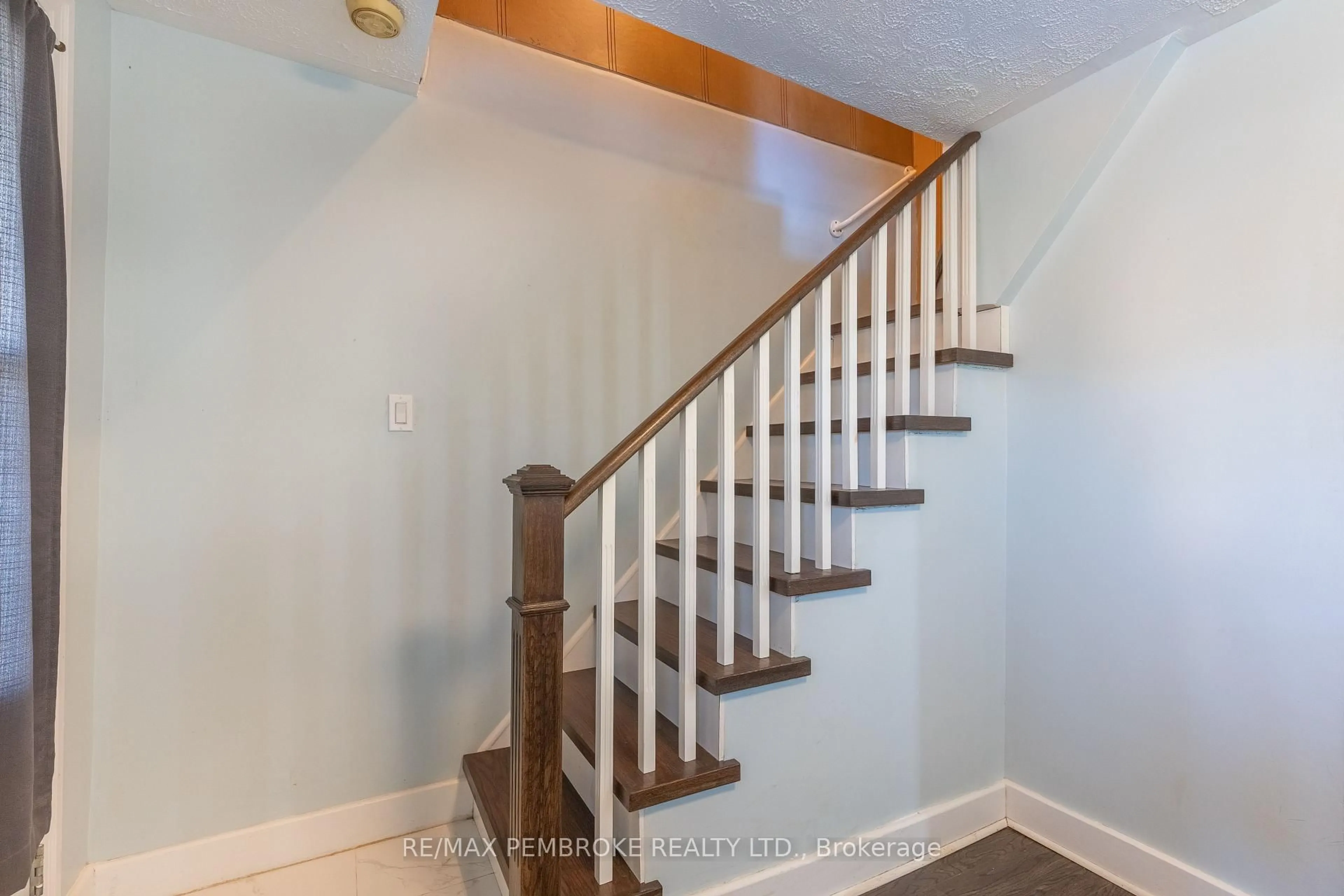 Stairs for 535 Moffat St, Pembroke Ontario K8A 3Y2