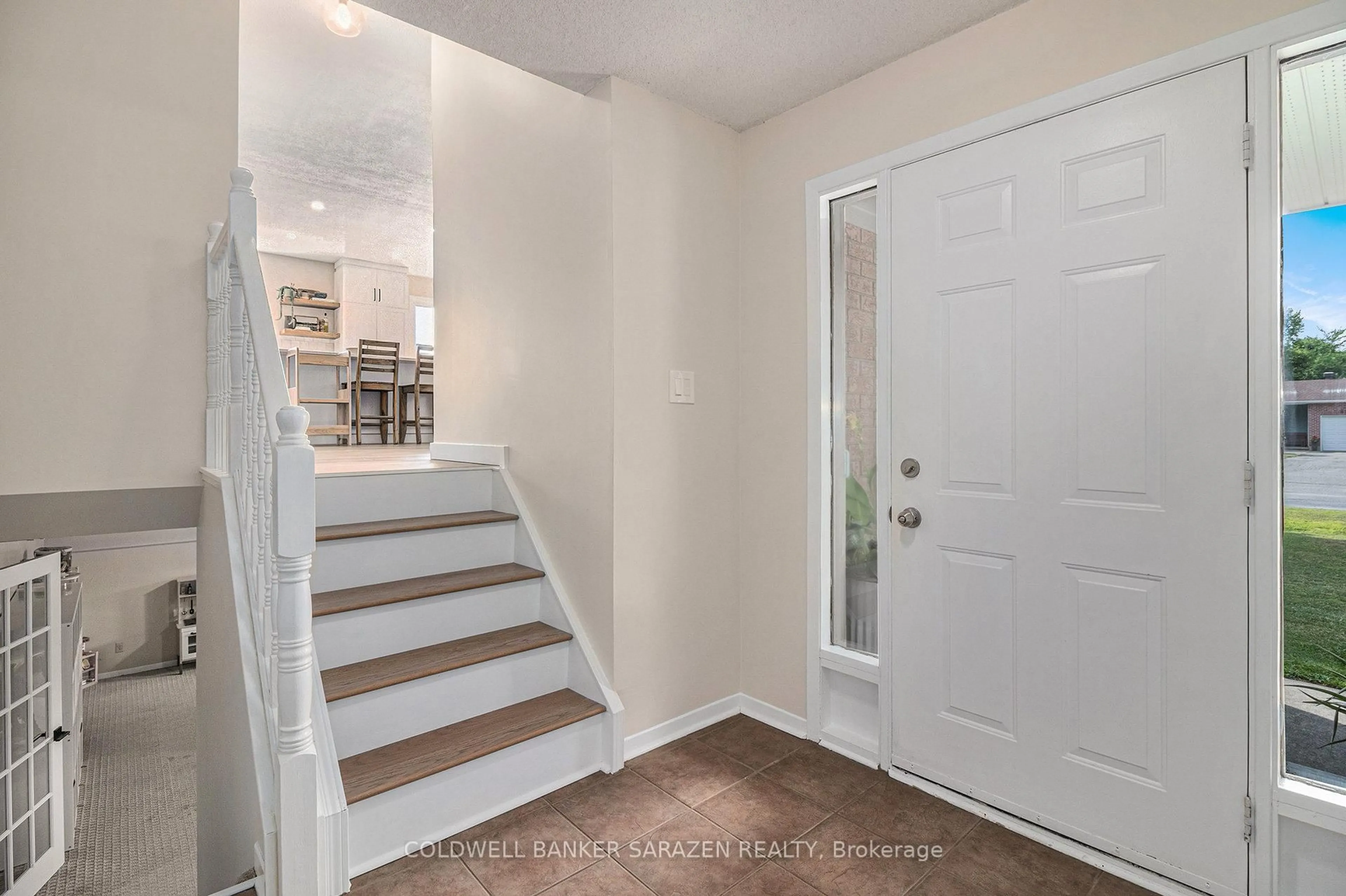 Indoor entryway for 8986 Clelland Way, Kenmore Ontario K0A 2G0