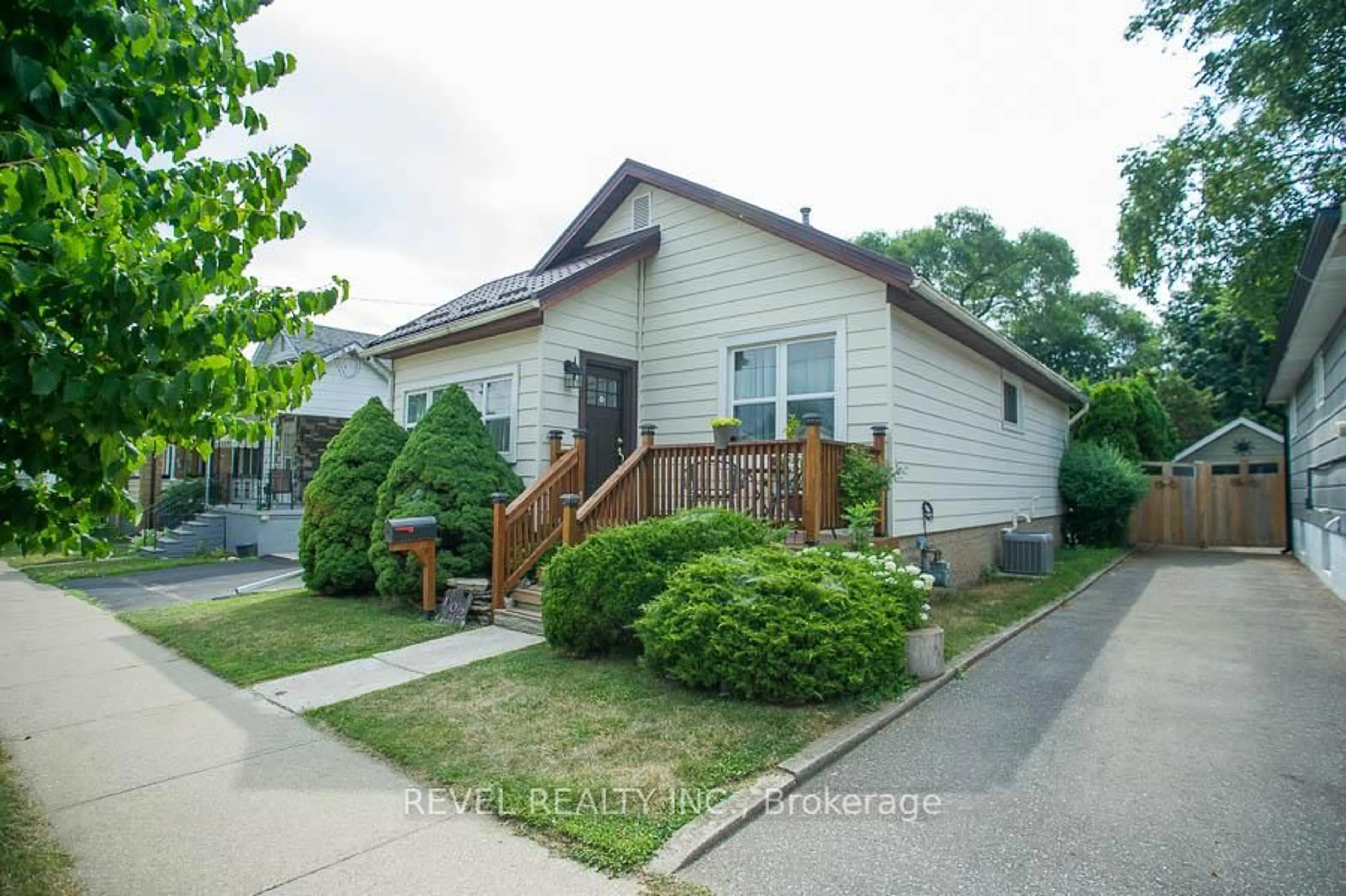 Unknown for 102 Walnut St, Brantford Ontario N3T 1H4