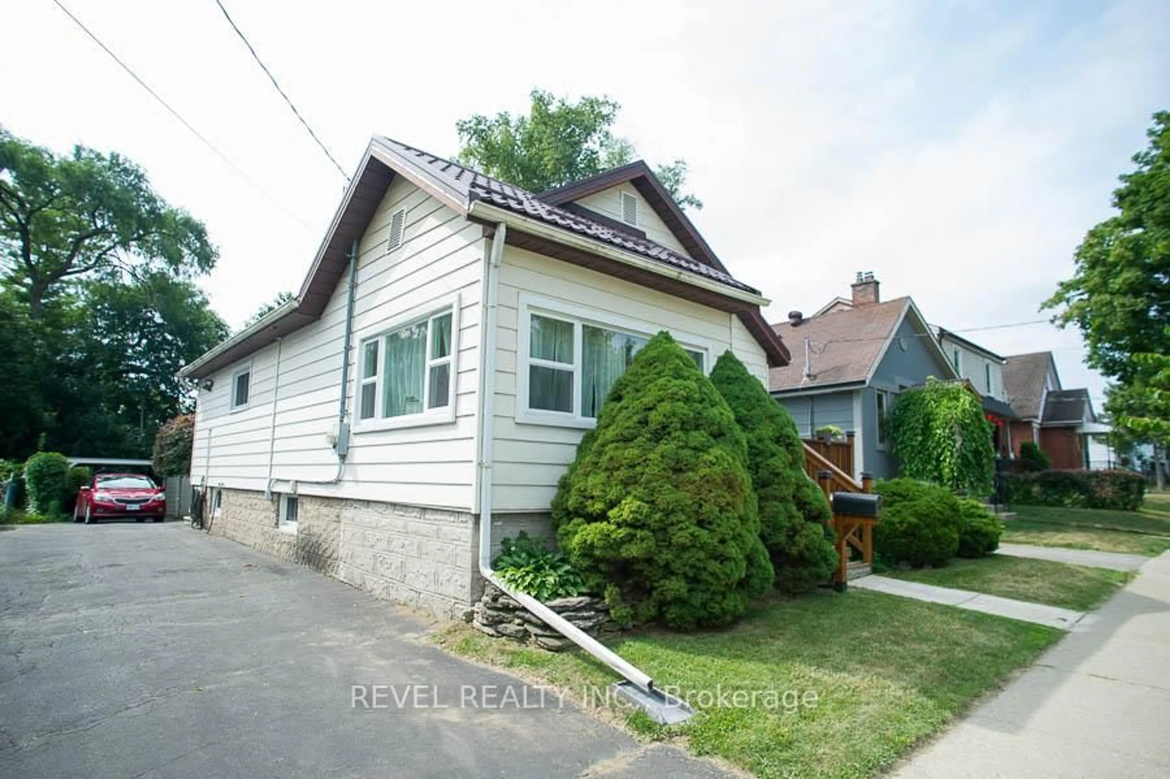 Home with vinyl exterior material, street for 102 Walnut St, Brantford Ontario N3T 1H4