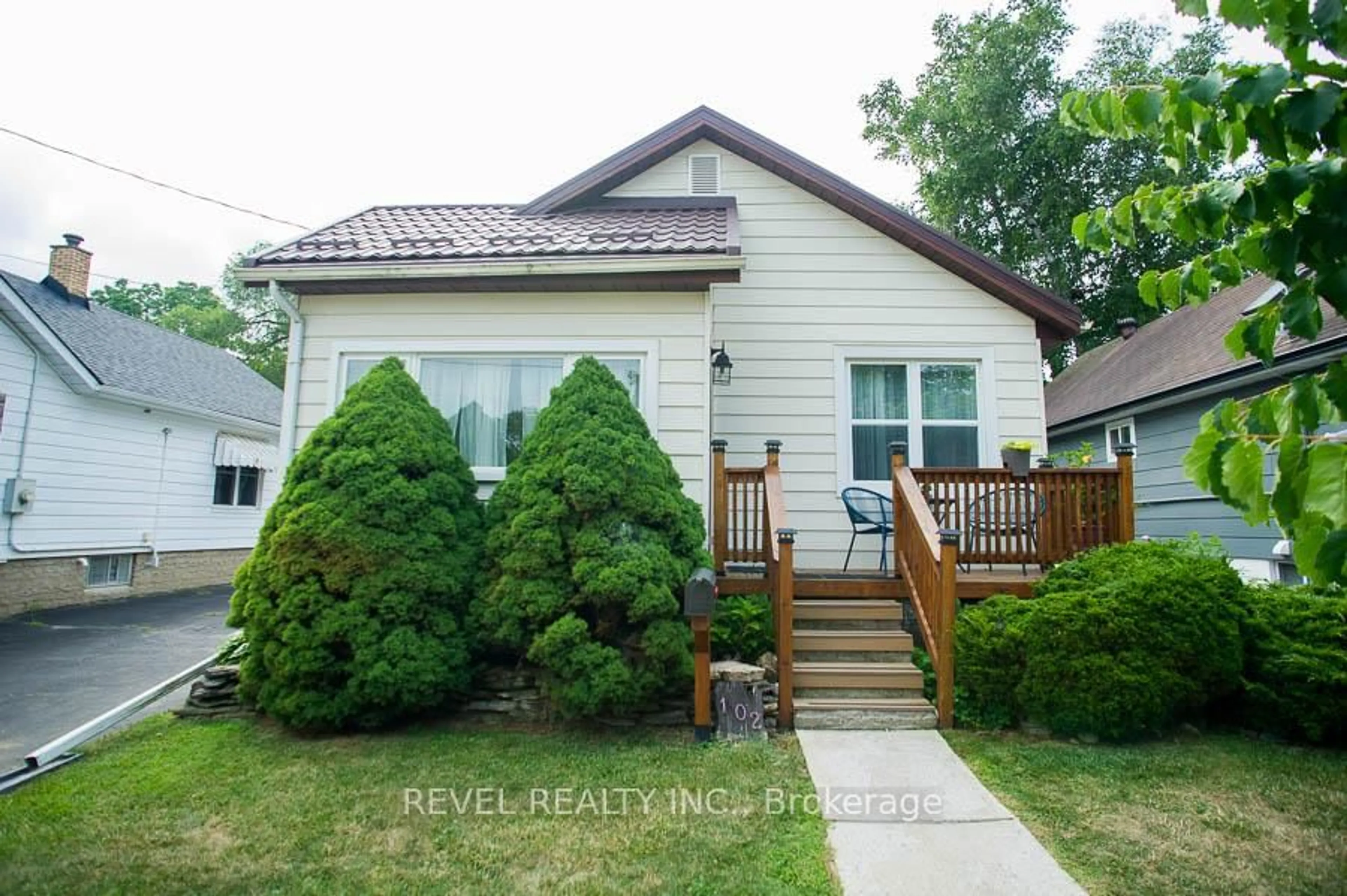 Home with vinyl exterior material, street for 102 Walnut St, Brantford Ontario N3T 1H4