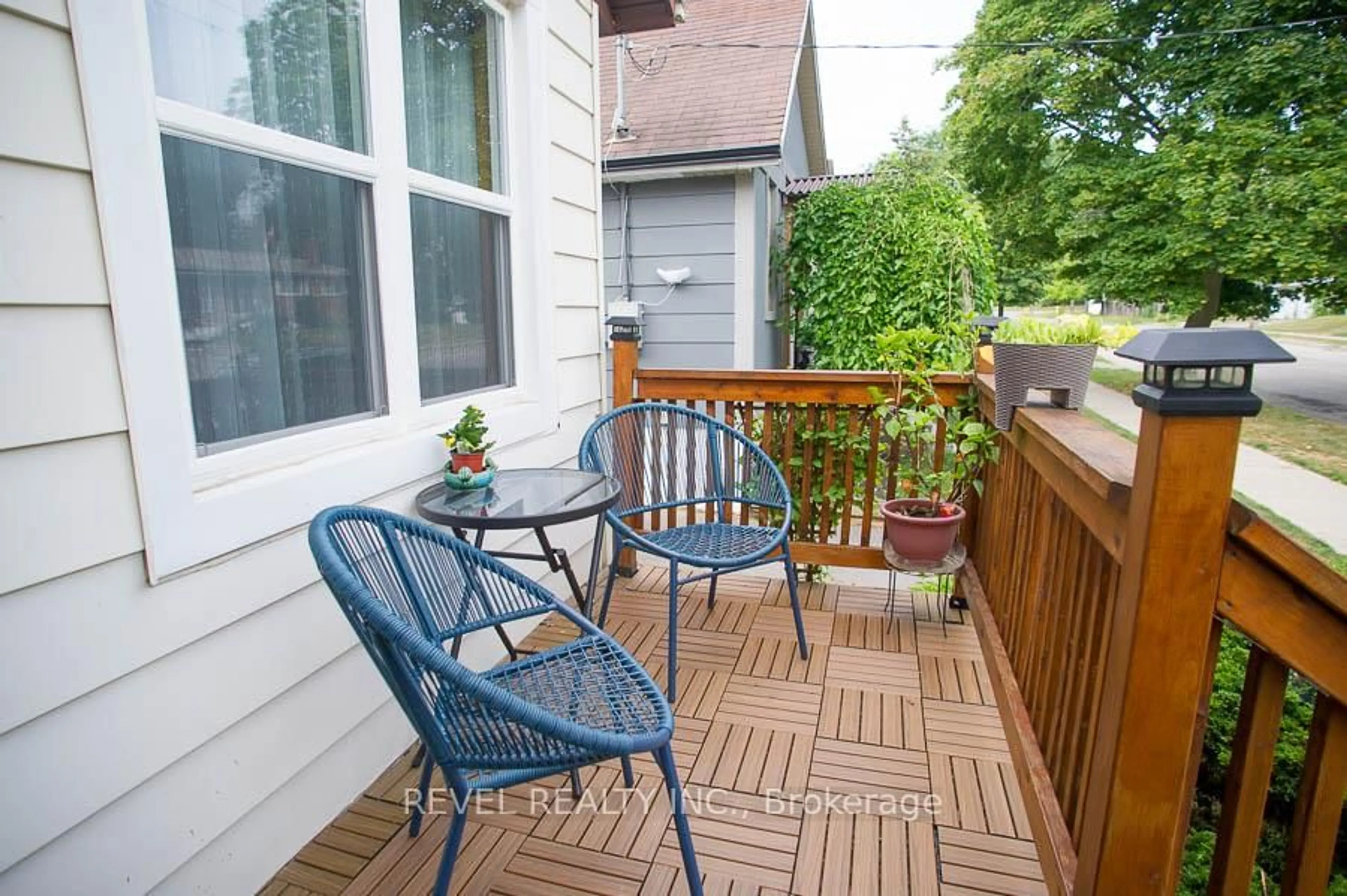 Patio, street for 102 Walnut St, Brantford Ontario N3T 1H4