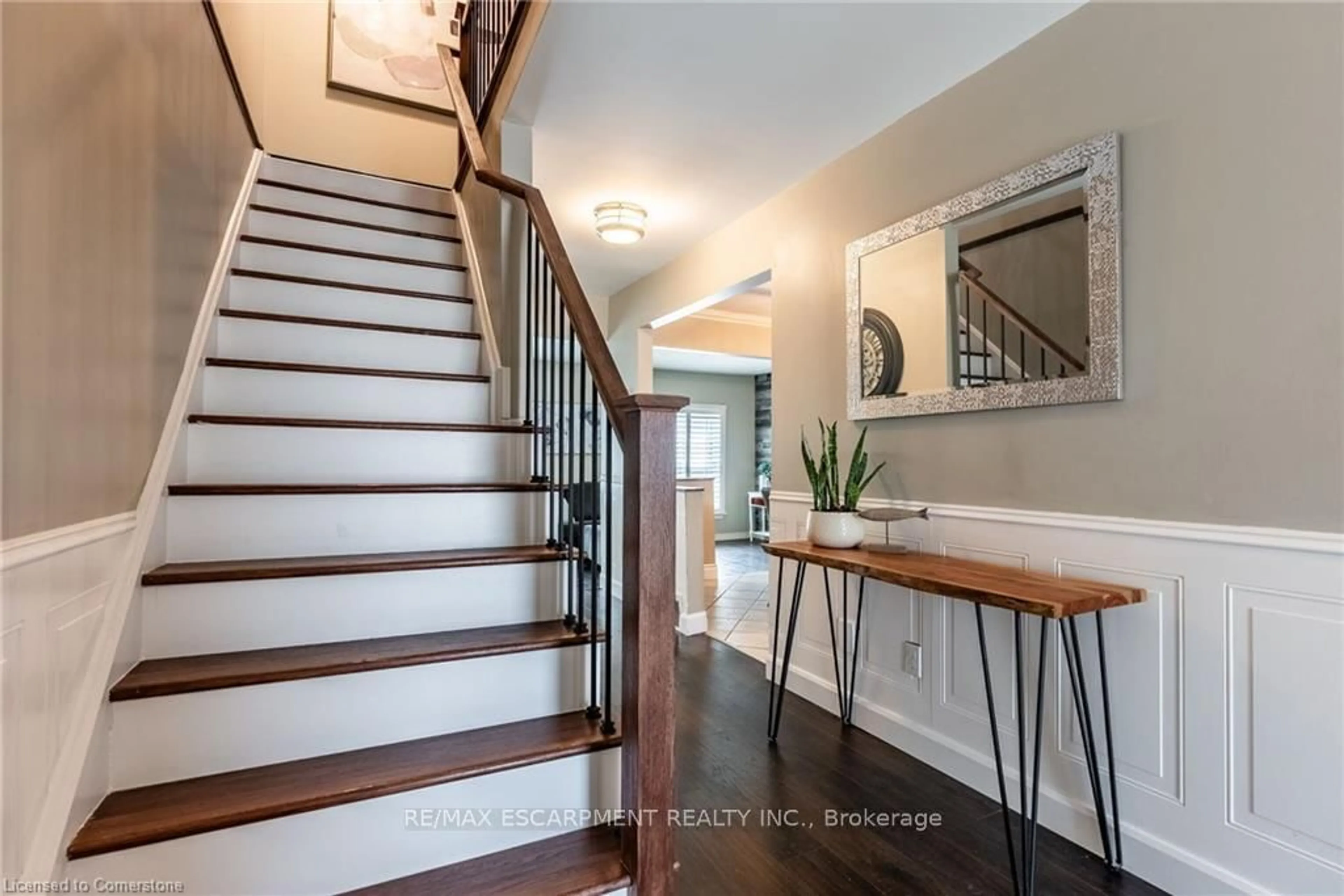 Indoor entryway for 76 Megna Crt, Hamilton Ontario L9C 6Y8
