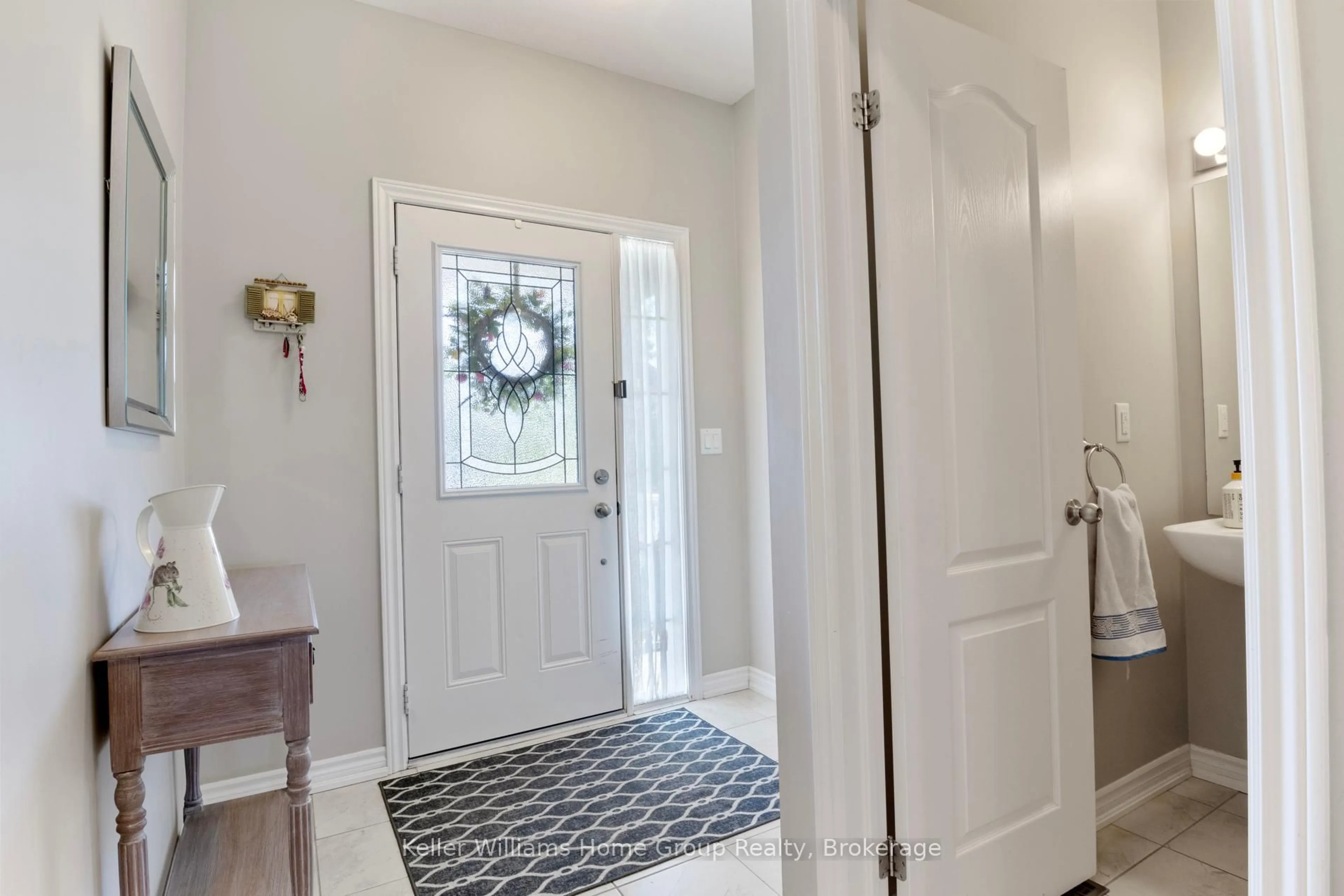 Indoor entryway for 115 Courtney St, Centre Wellington Ontario N1M 0E3