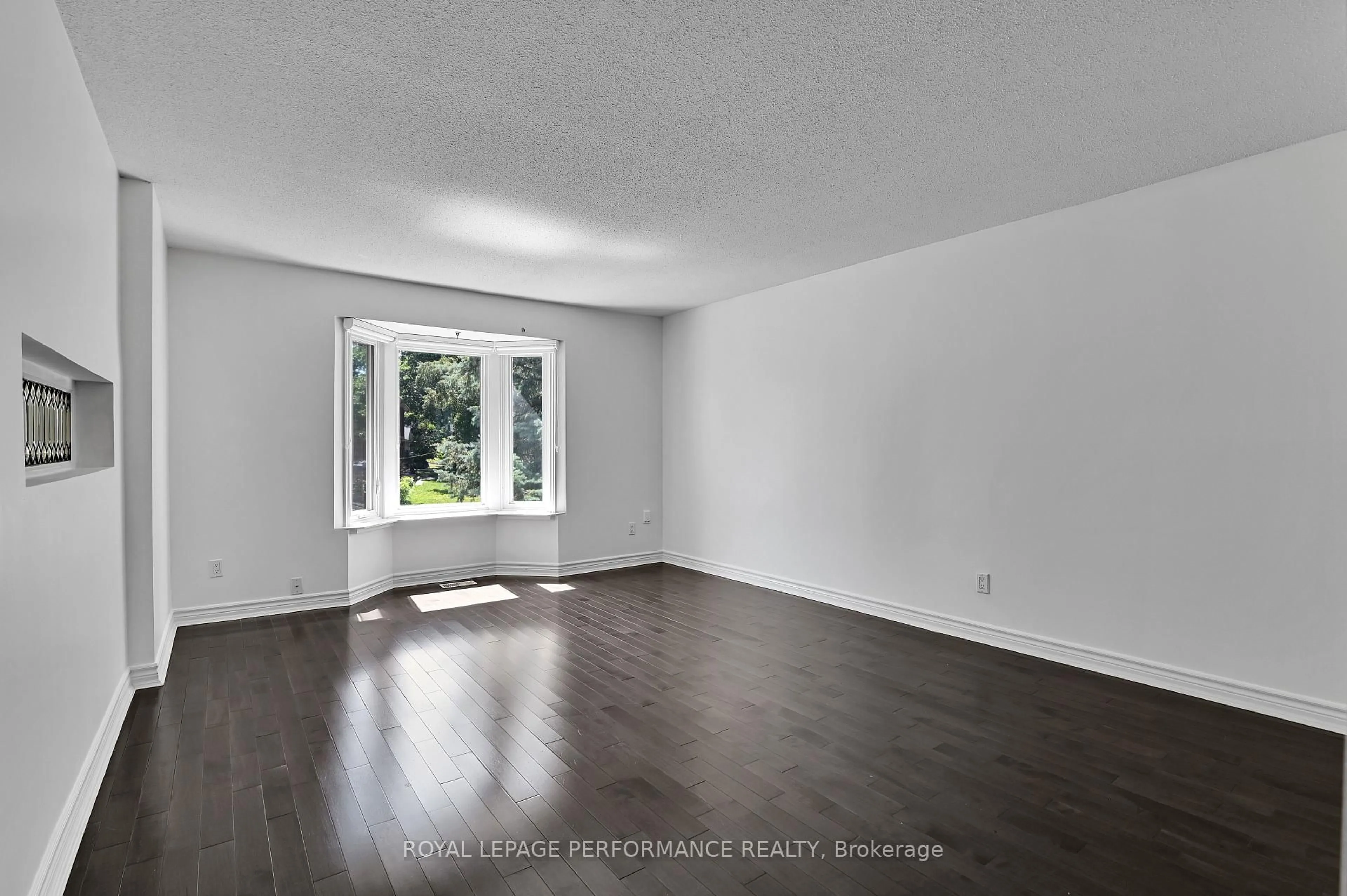 A pic of a room for 1280 Plante Dr, Ottawa Ontario K1V 9G2