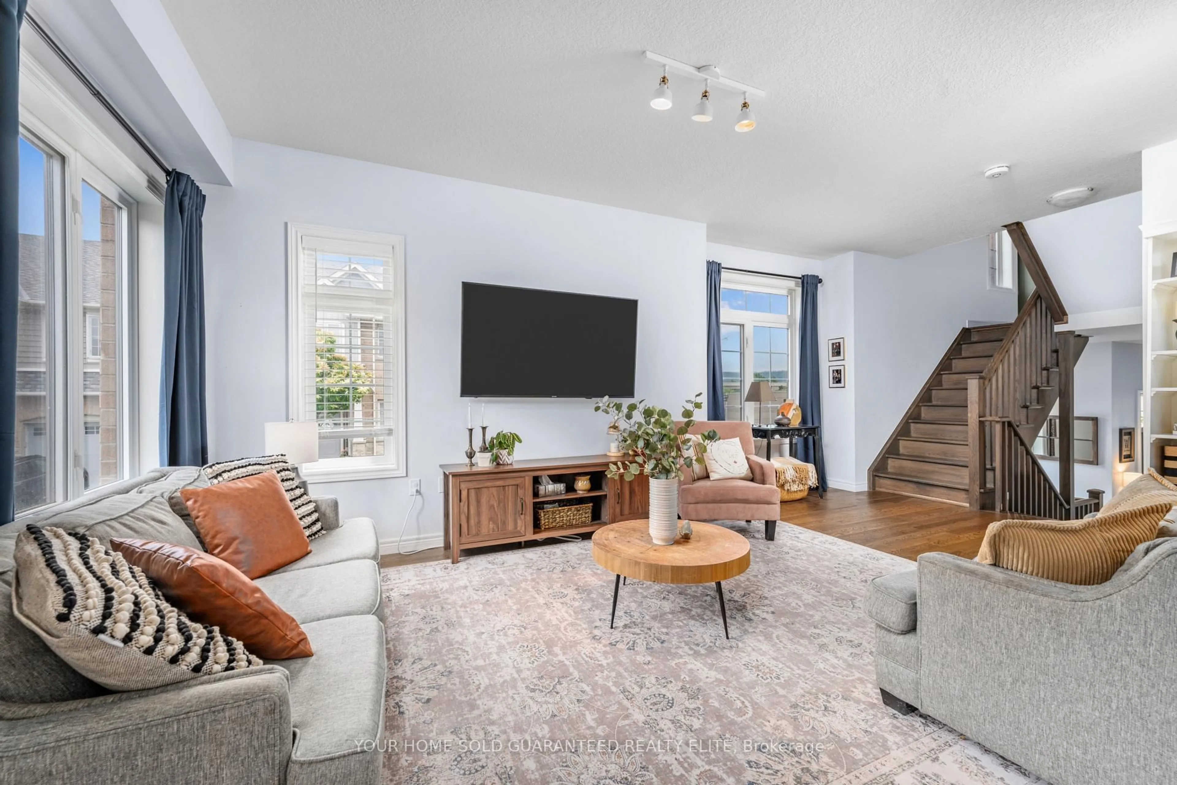 Living room with furniture, unknown for 43 Dunrobin Lane, Grimsby Ontario L3M 0H4