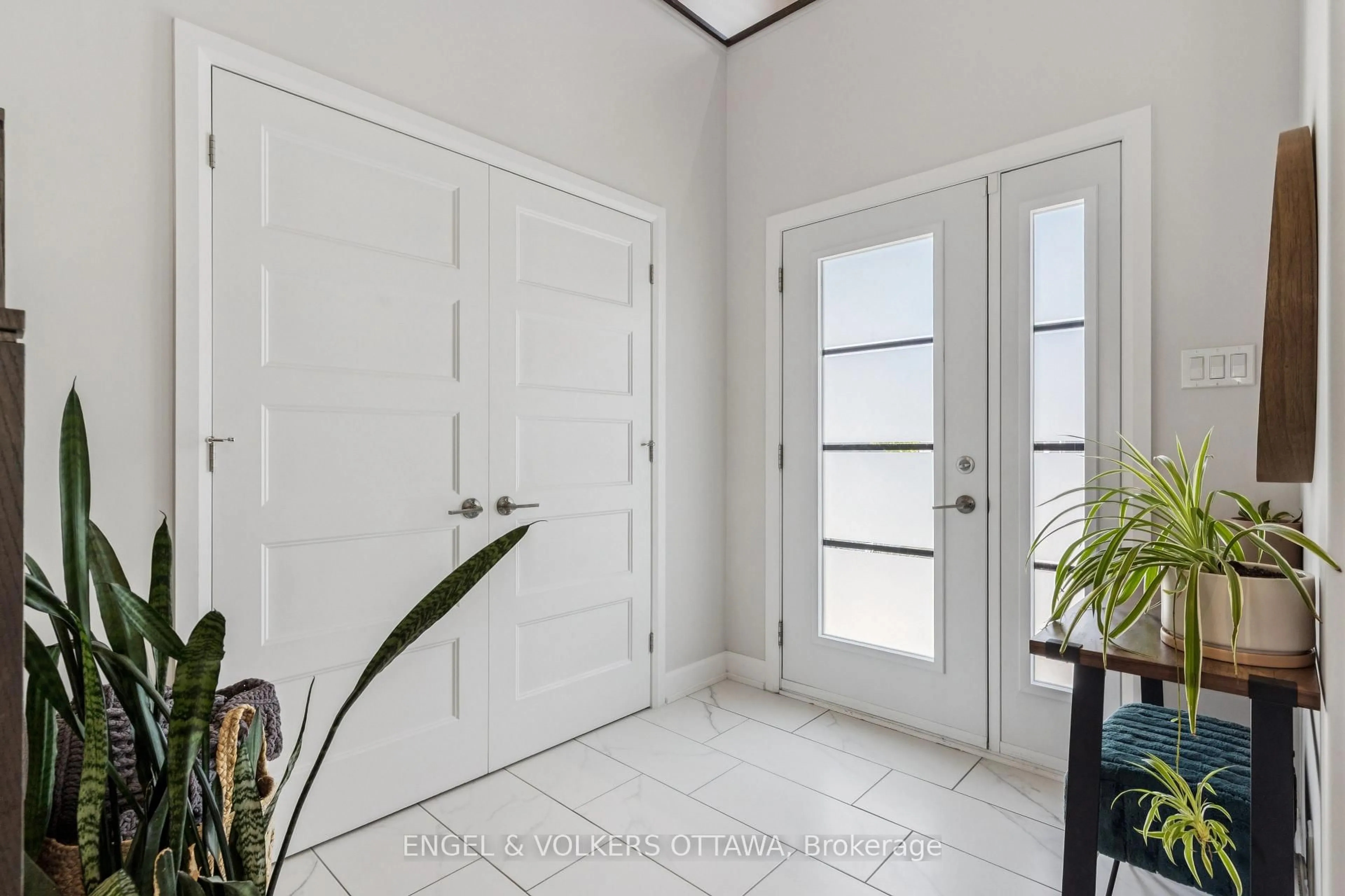Indoor entryway for 529 Lucent St, Russell Ontario K4R 0G3