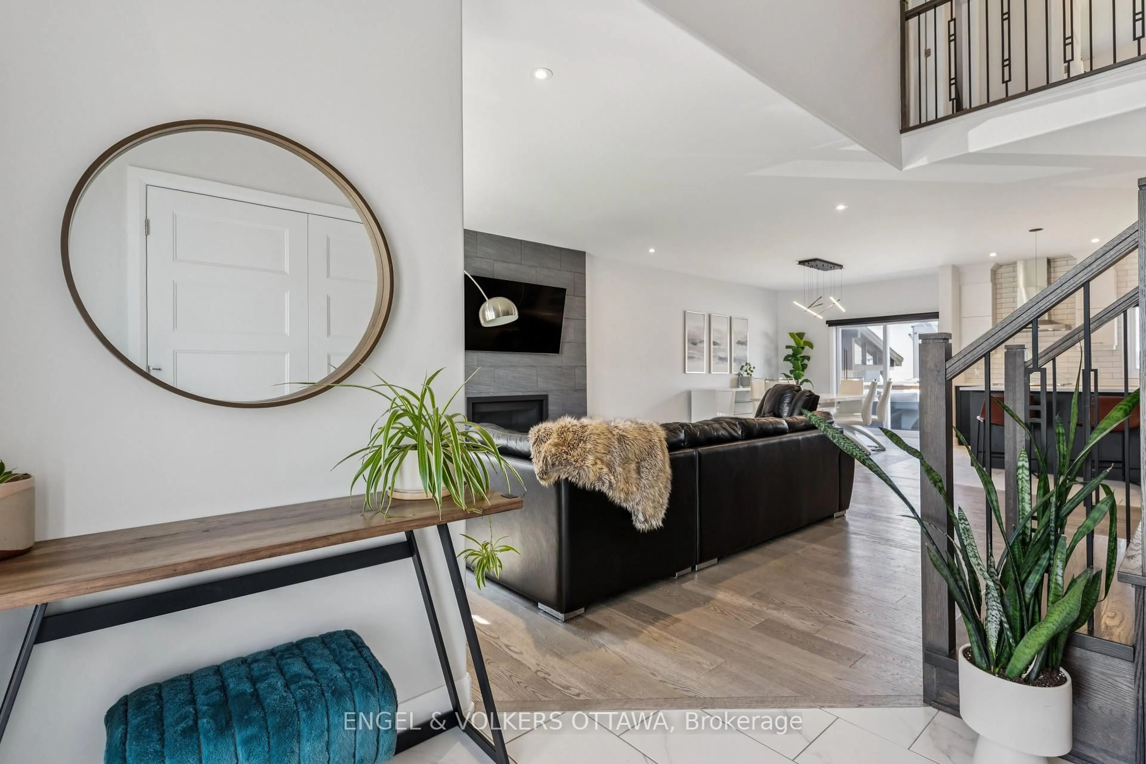 Indoor entryway for 529 Lucent St, Russell Ontario K4R 0G3