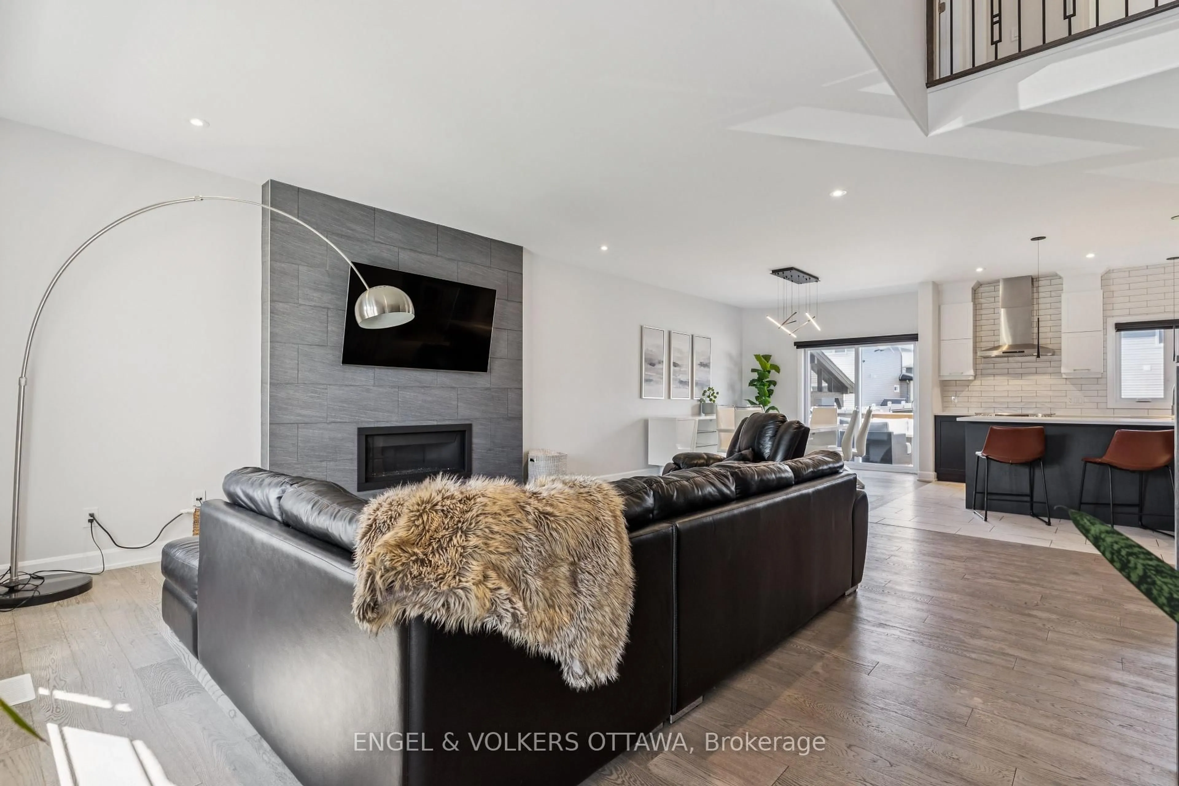 Living room with furniture, wood/laminate floor for 529 Lucent St, Russell Ontario K4R 0G3