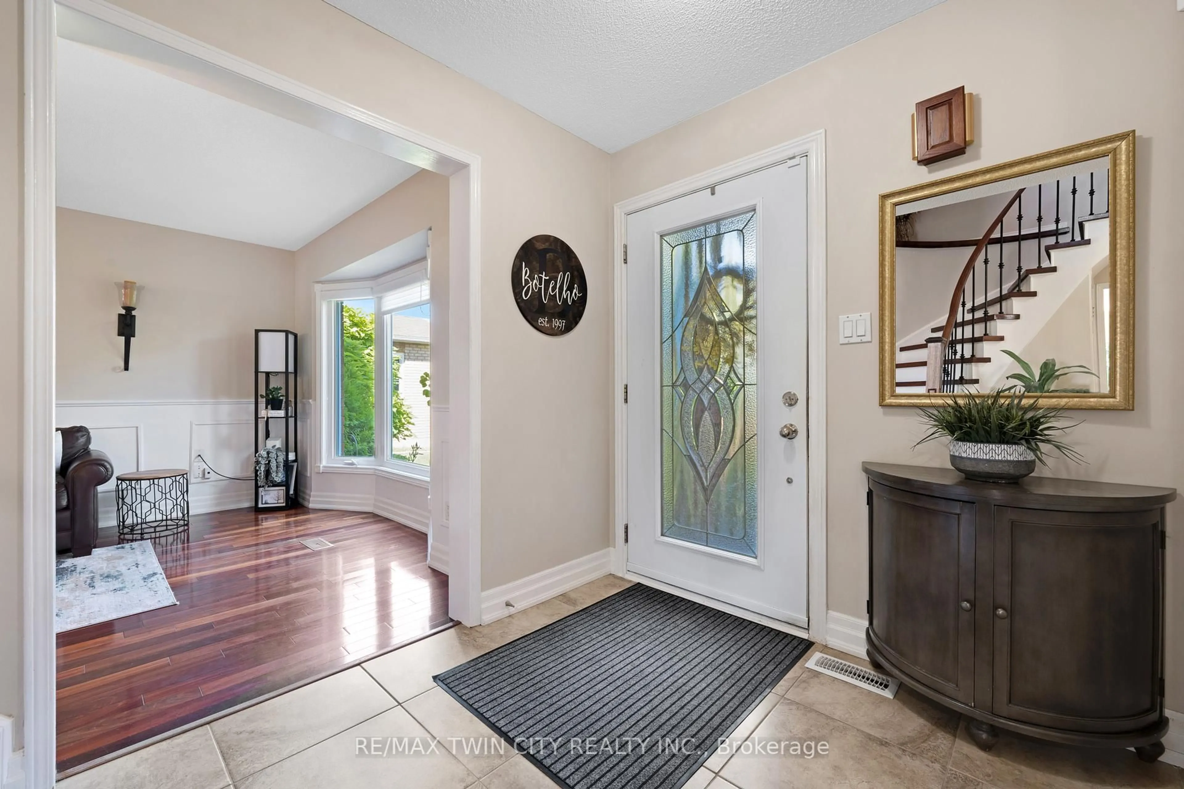 Indoor entryway for 477 Burnett Ave, Cambridge Ontario N1T 1L6