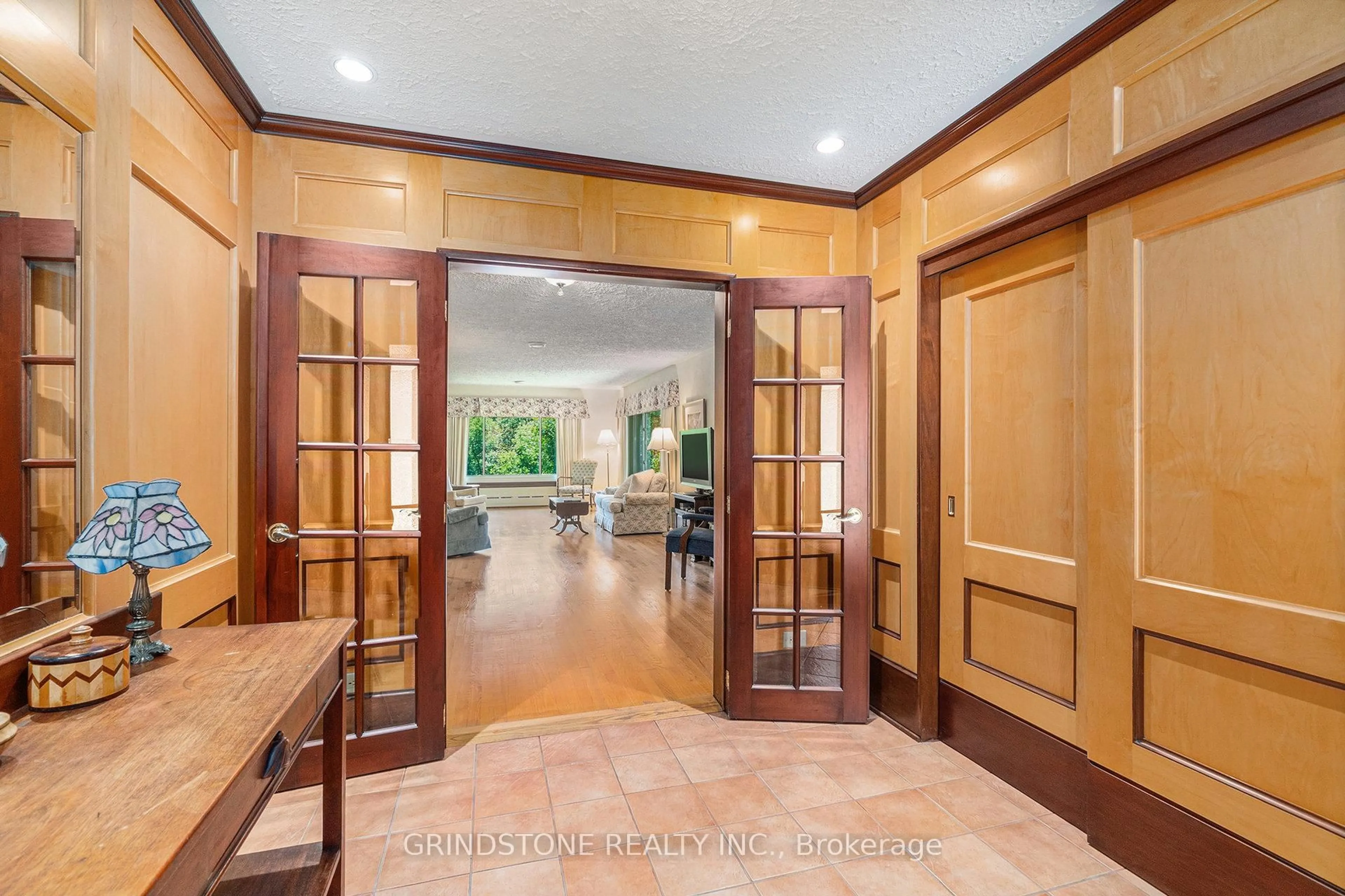 Indoor foyer for 18 Eisenhower Cres, Ottawa Ontario K2J 3Z8