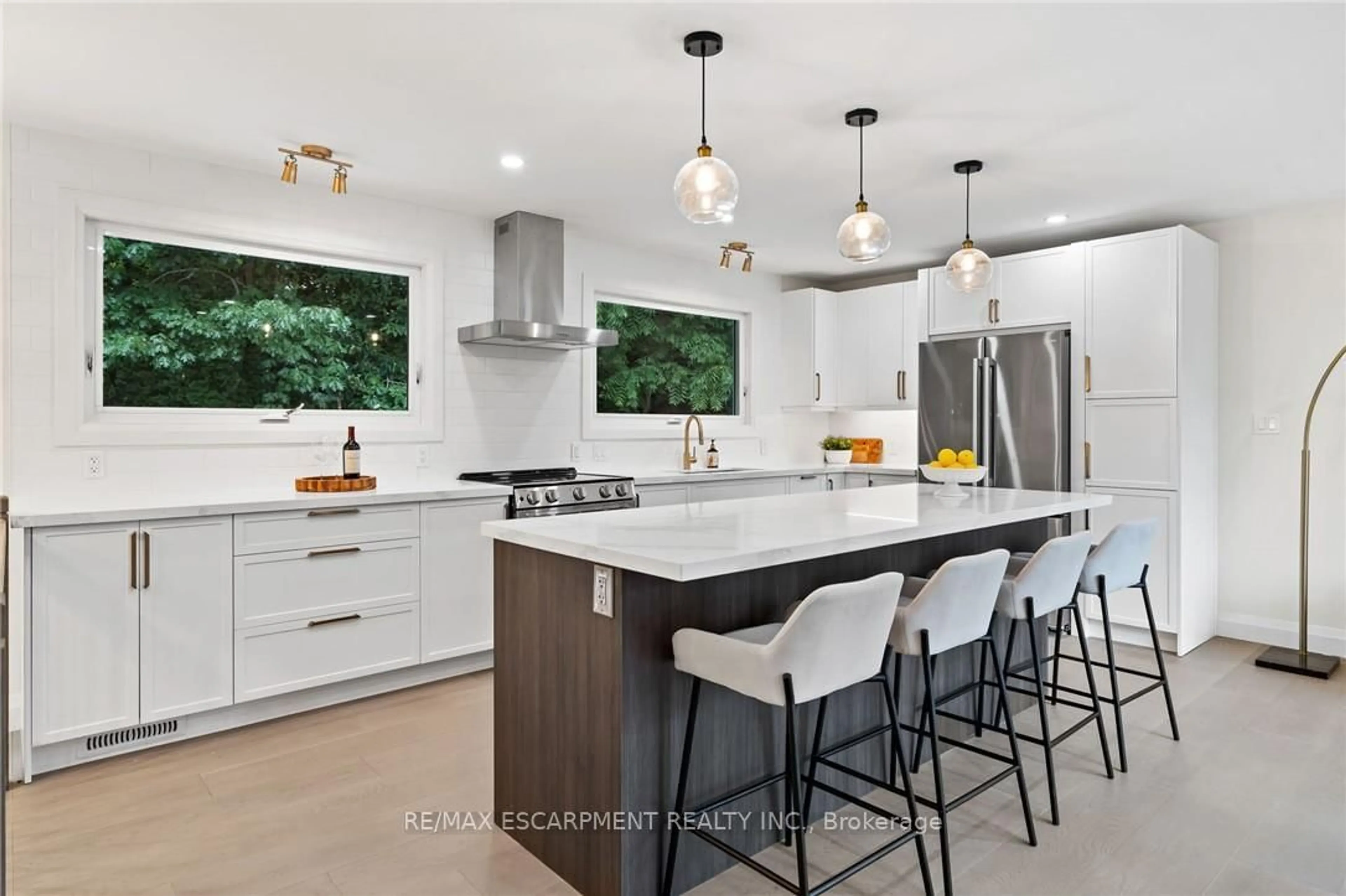 Contemporary kitchen, unknown for 36 Spring Garden Blvd, St. Catharines Ontario L2N 3P6
