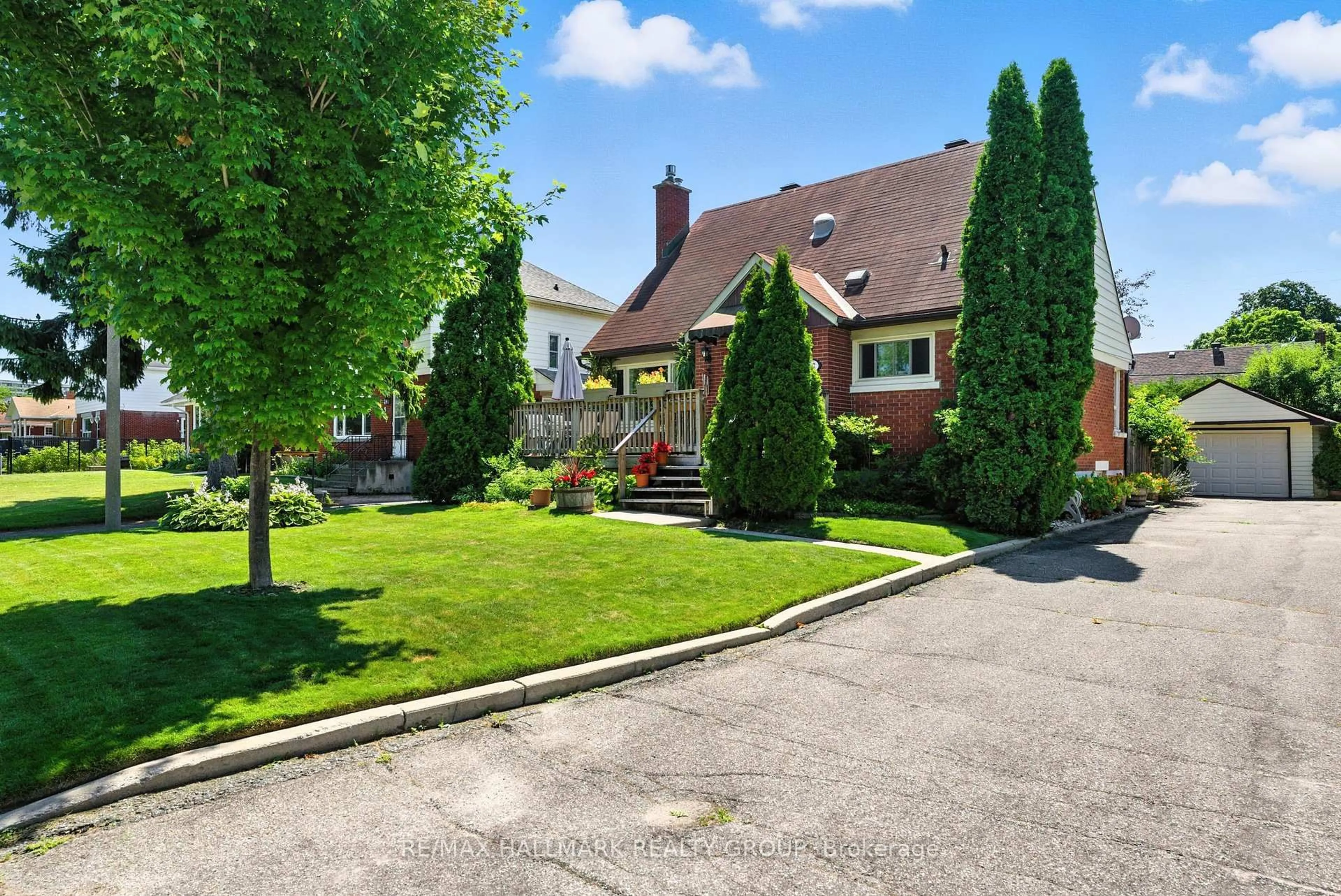 A pic from outside/outdoor area/front of a property/back of a property/a pic from drone, street for 487 Wolffdale Cres, Ottawa Ontario K1K 1N6