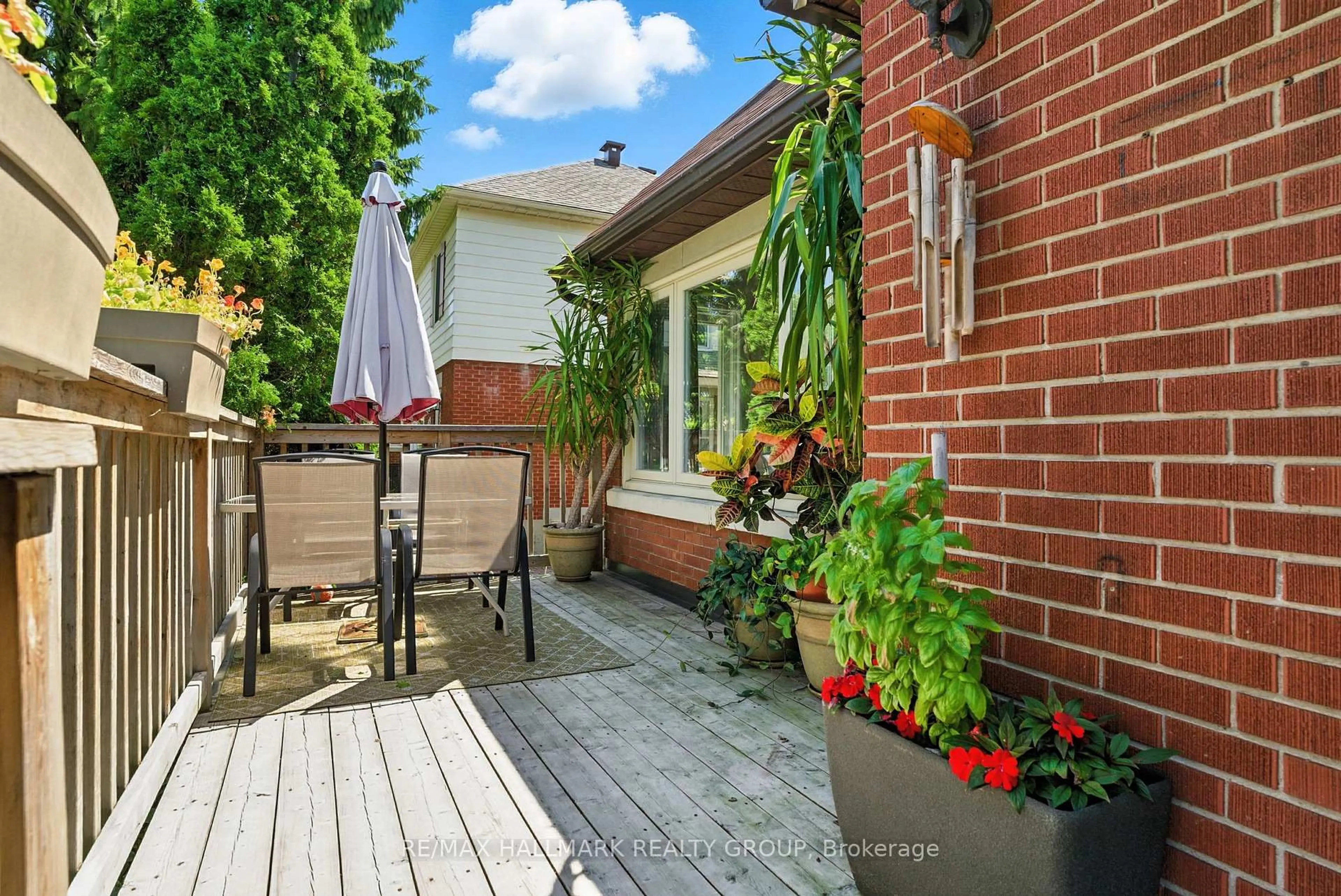 Patio, street for 487 Wolffdale Cres, Ottawa Ontario K1K 1N6