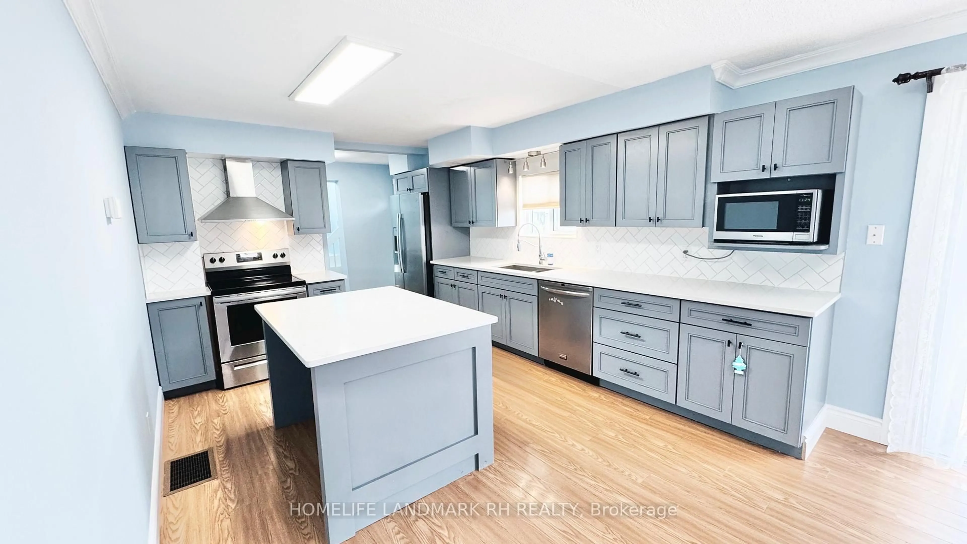 Open concept kitchen, unknown for 317 Sidney St, Quinte West Ontario K8V 2V1