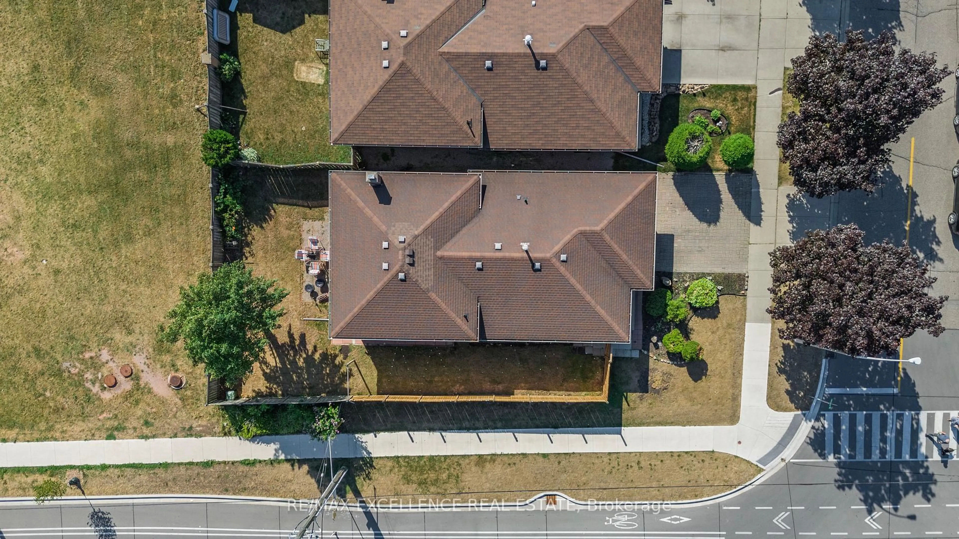 A pic from outside/outdoor area/front of a property/back of a property/a pic from drone, street for 102 Juniper Dr, Hamilton Ontario L8E 4G6