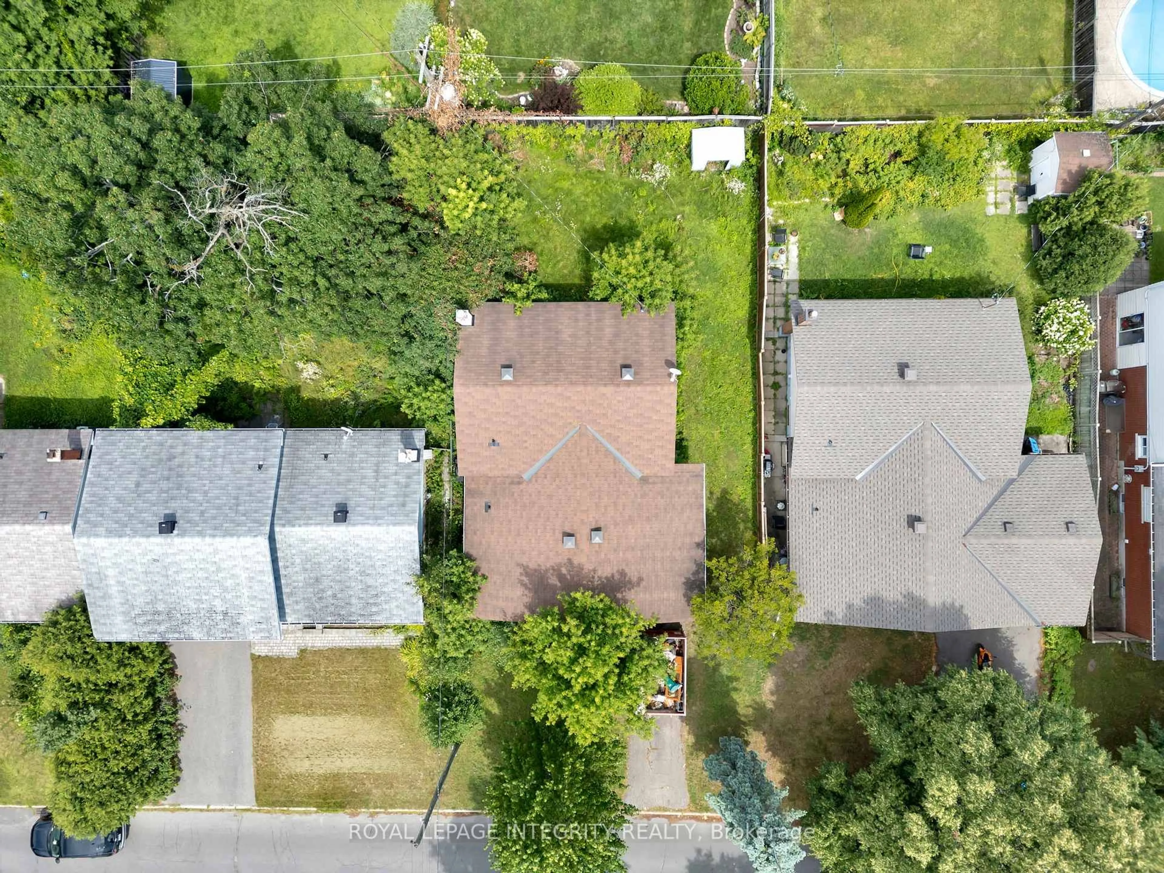 A pic from outside/outdoor area/front of a property/back of a property/a pic from drone, street for 1273 Ridgemont Ave, Ottawa Ontario K1V 6E4