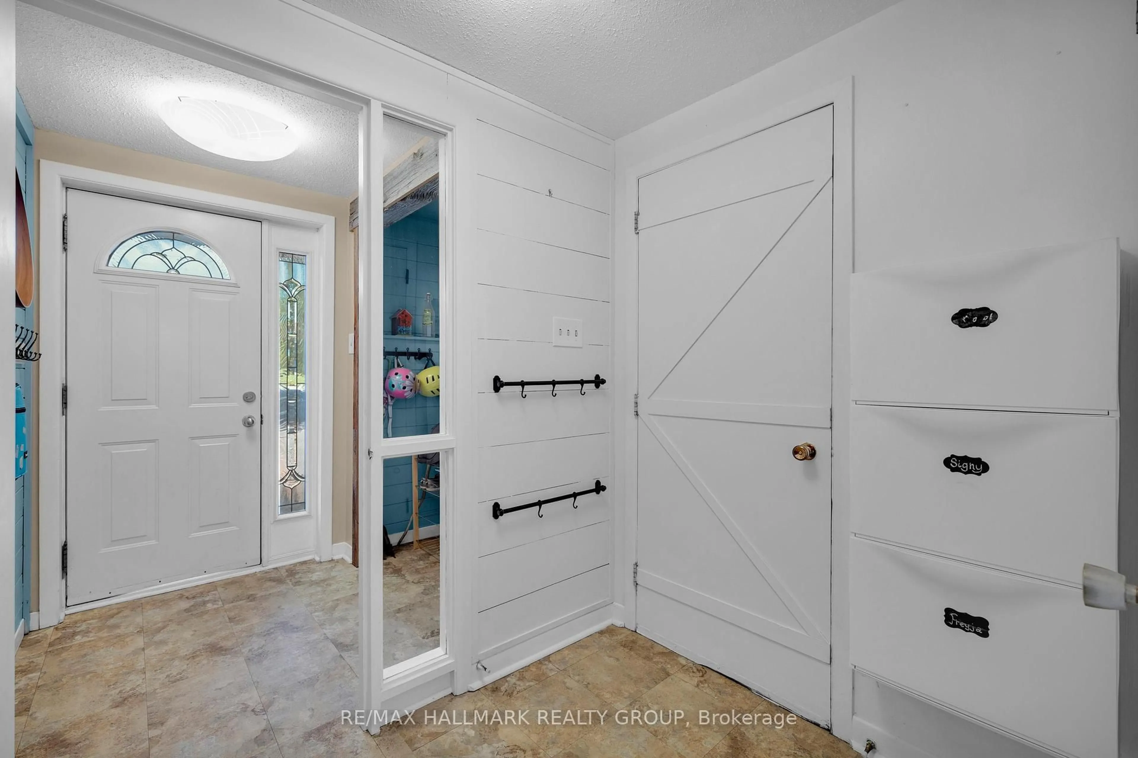 Indoor entryway for 35 Cleadon Dr, Ottawa Ontario K2H 5P4