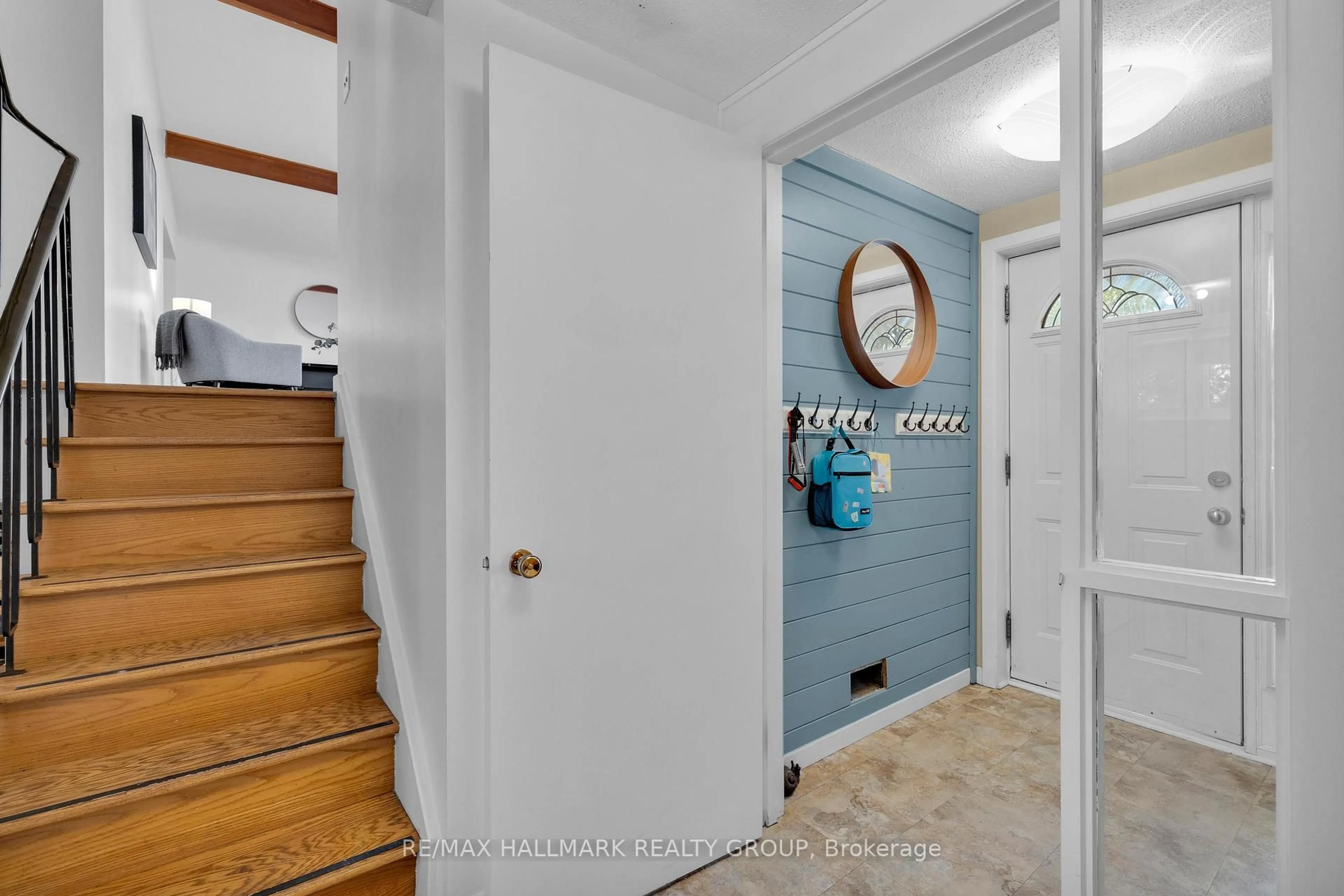 Indoor entryway for 35 Cleadon Dr, Ottawa Ontario K2H 5P4