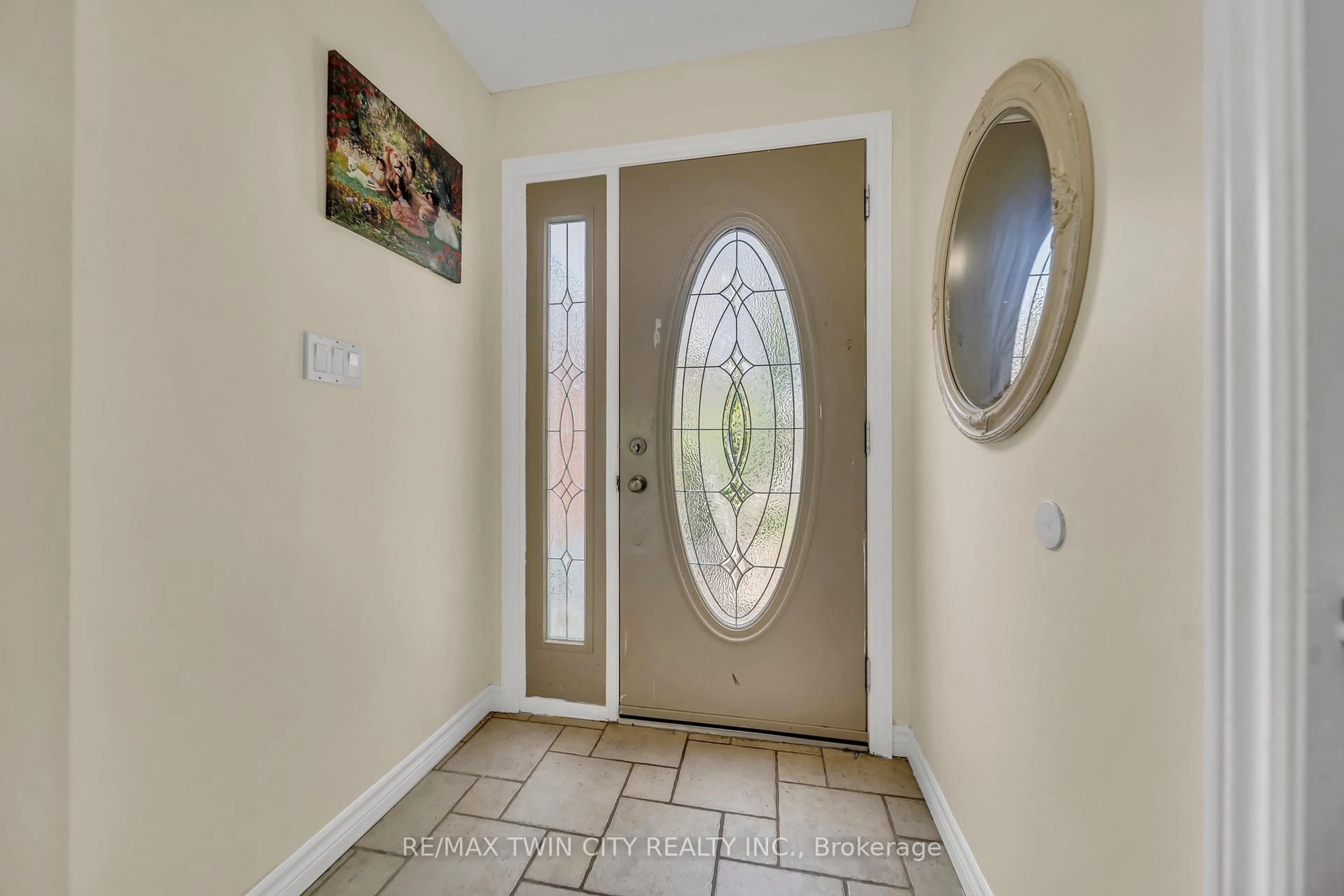 Indoor entryway for 468 Manitoba Rd, Woodstock Ontario N4S 8N8