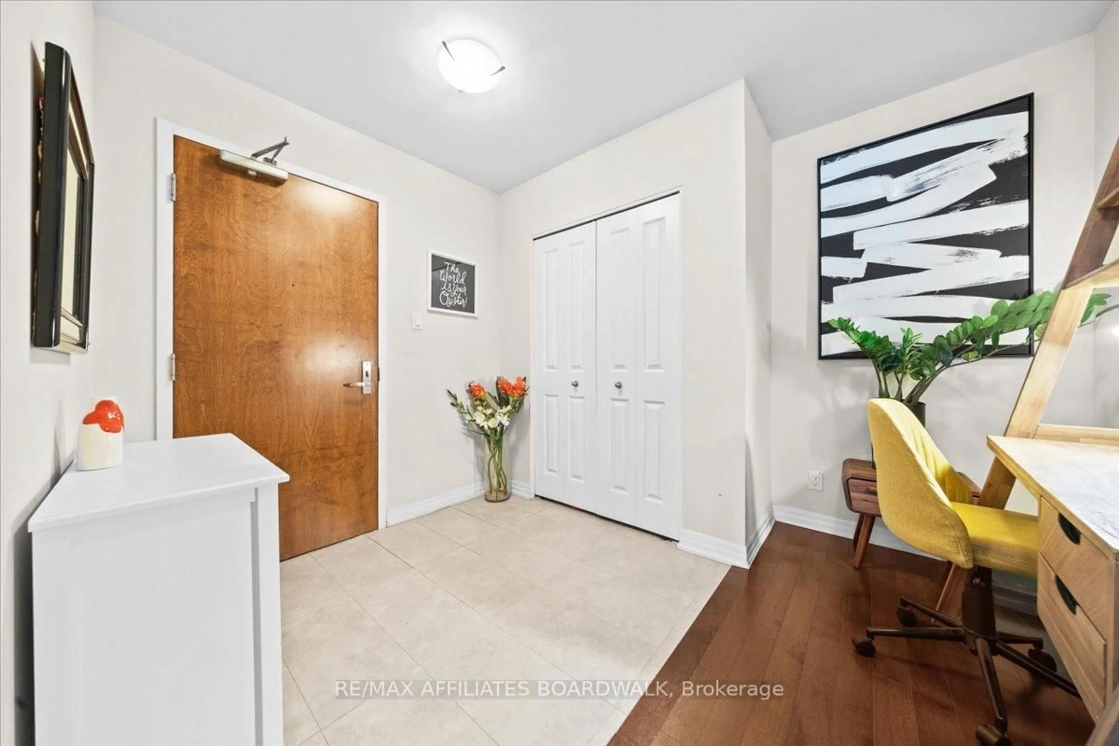 Indoor entryway for 242 Rideau St #206, Ottawa Ontario K1N 0B7
