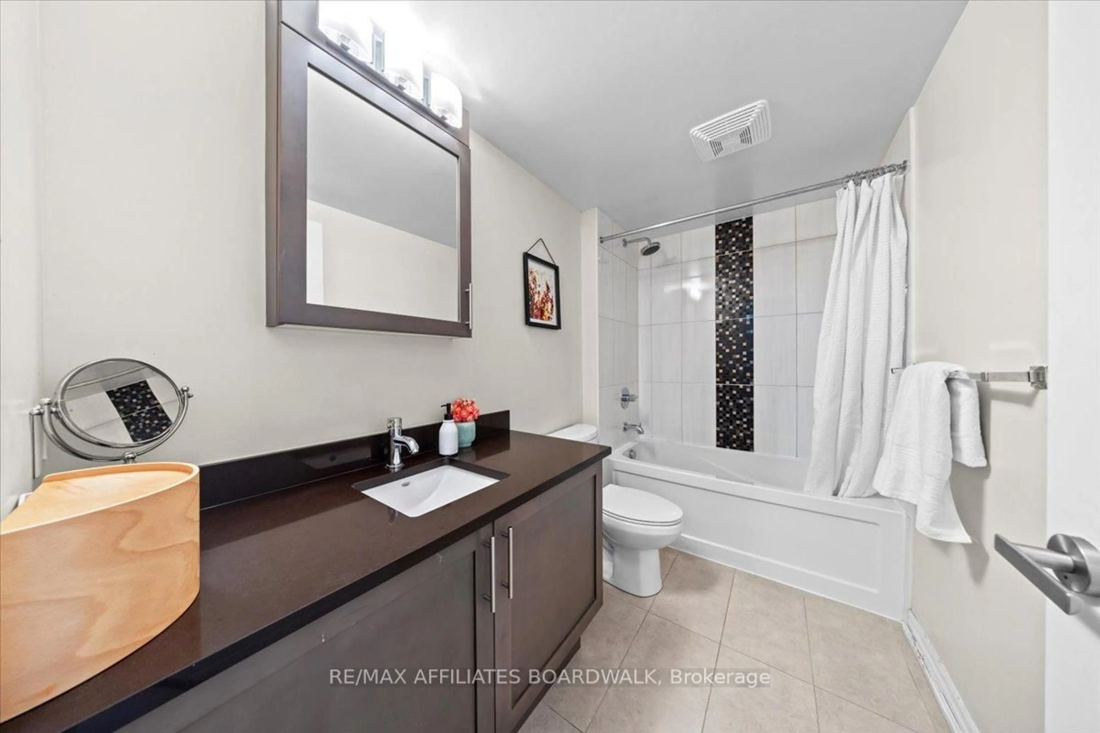 Standard bathroom, ceramic/tile floor for 242 Rideau St #206, Ottawa Ontario K1N 0B7