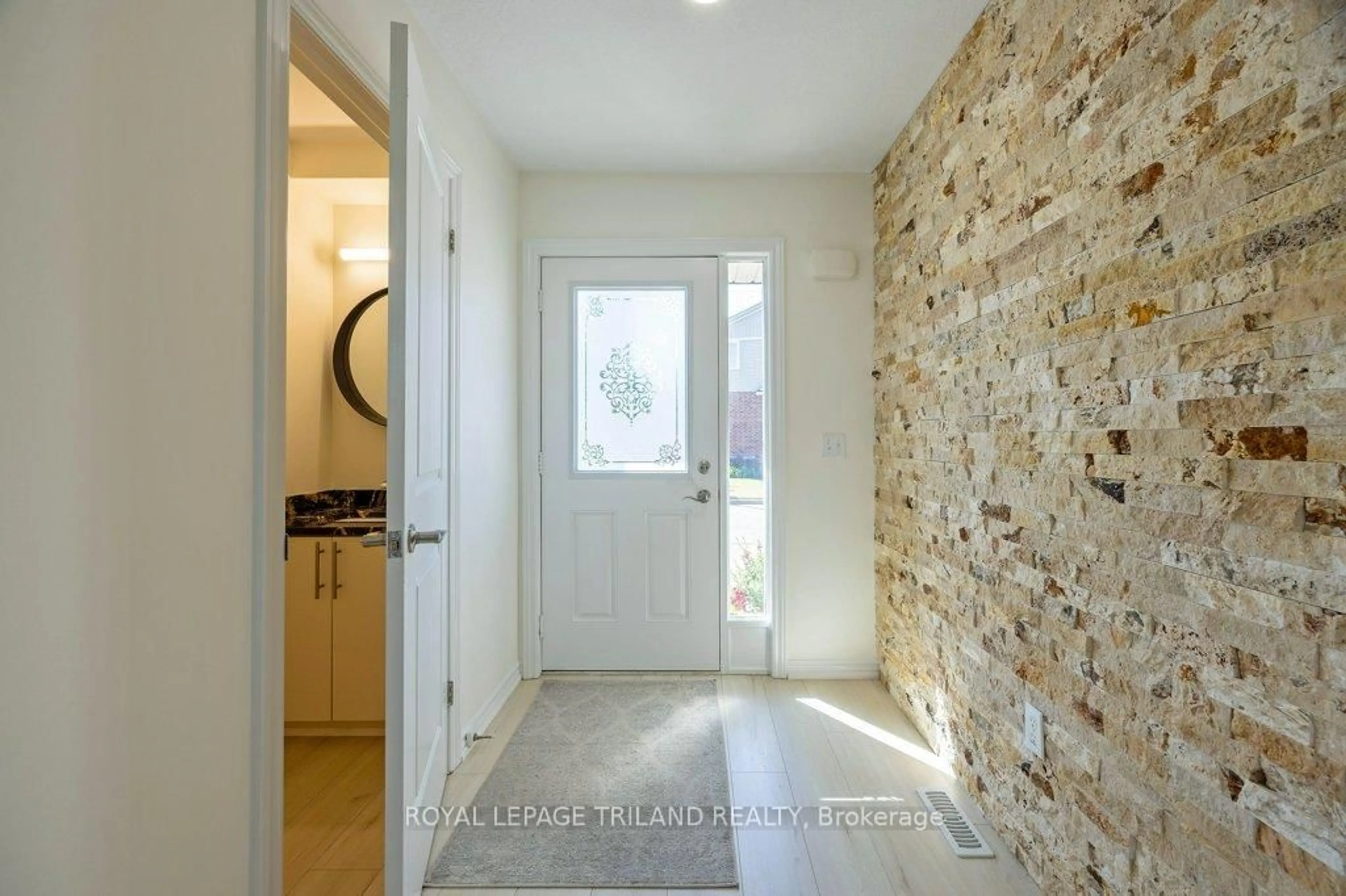 Indoor entryway for 1010 FANSHAWE PARK Rd #135, London North Ontario N5X 0K9