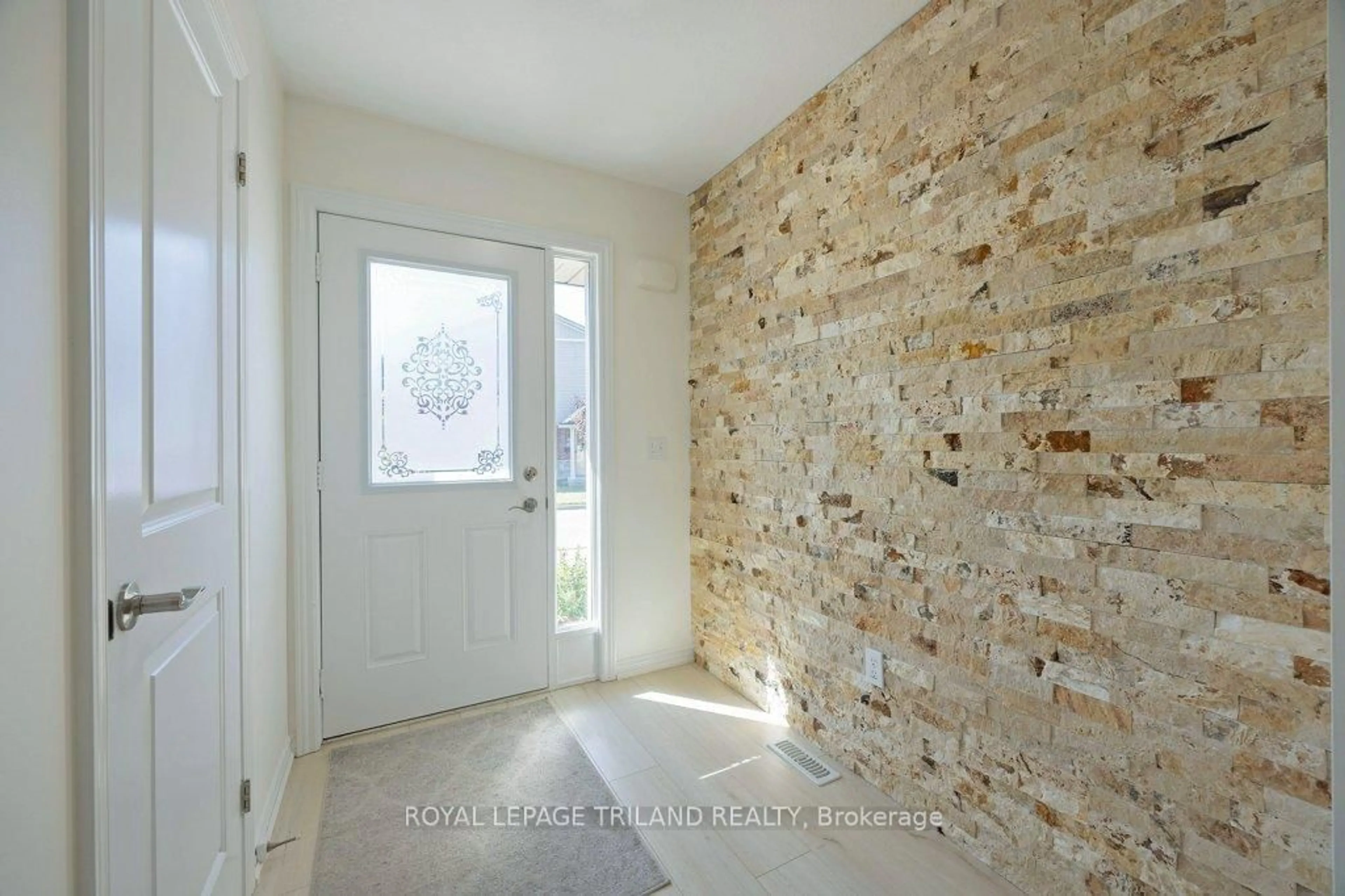Indoor entryway for 1010 FANSHAWE PARK Rd #135, London North Ontario N5X 0K9