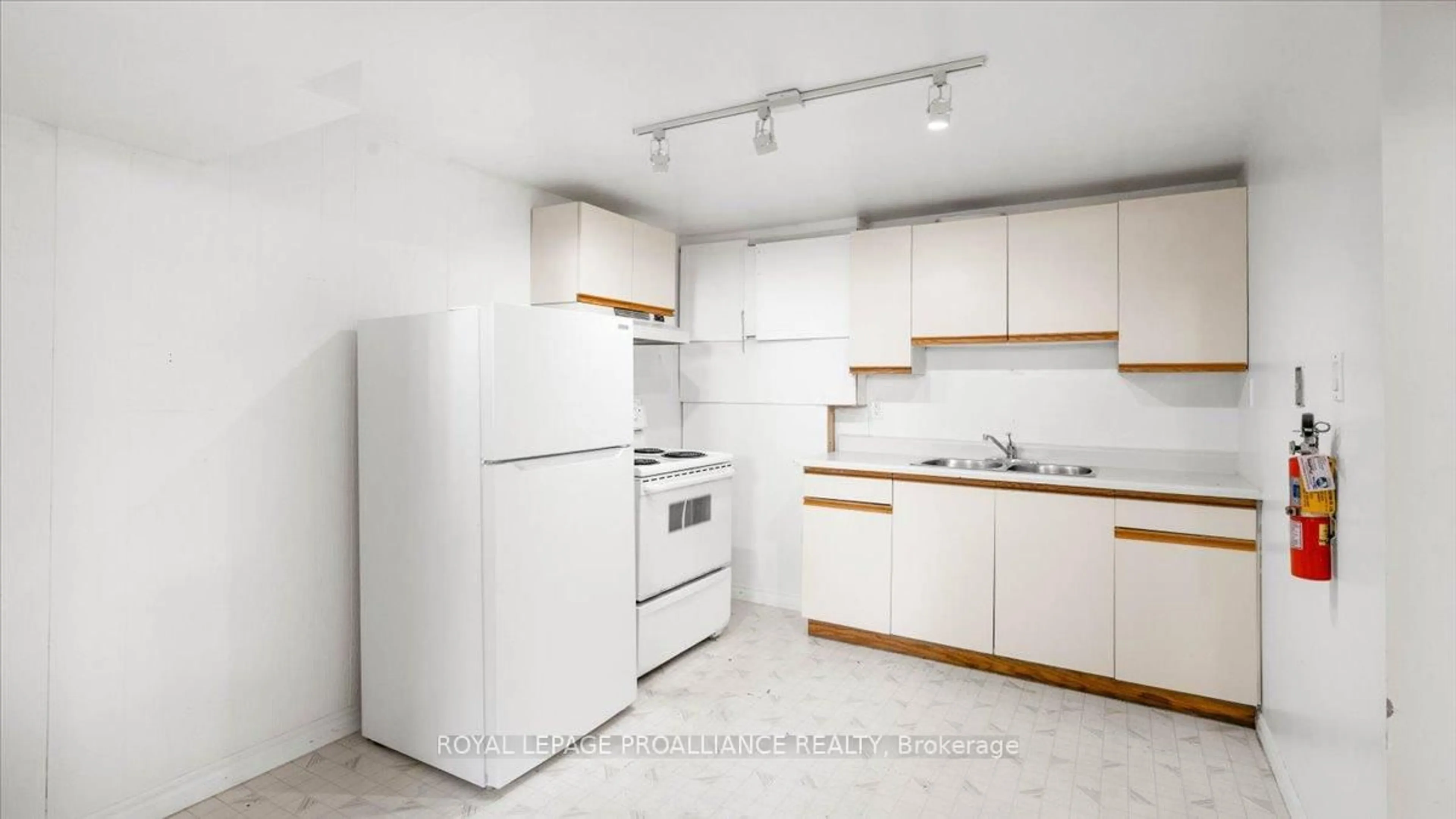 Standard kitchen, unknown for 46 Tracey St, Belleville Ontario K8P 2R5