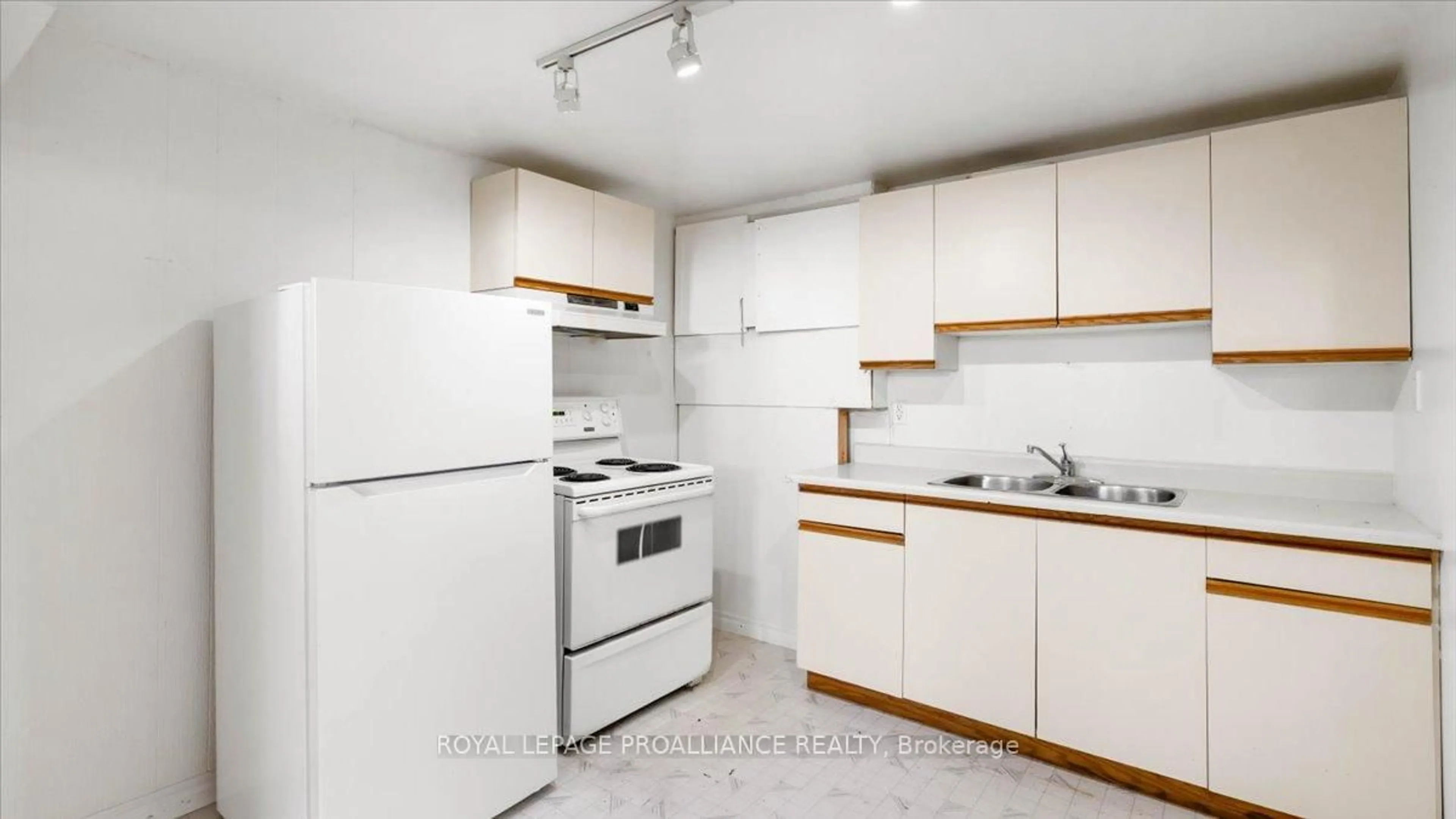 Standard kitchen, unknown for 46 Tracey St, Belleville Ontario K8P 2R5