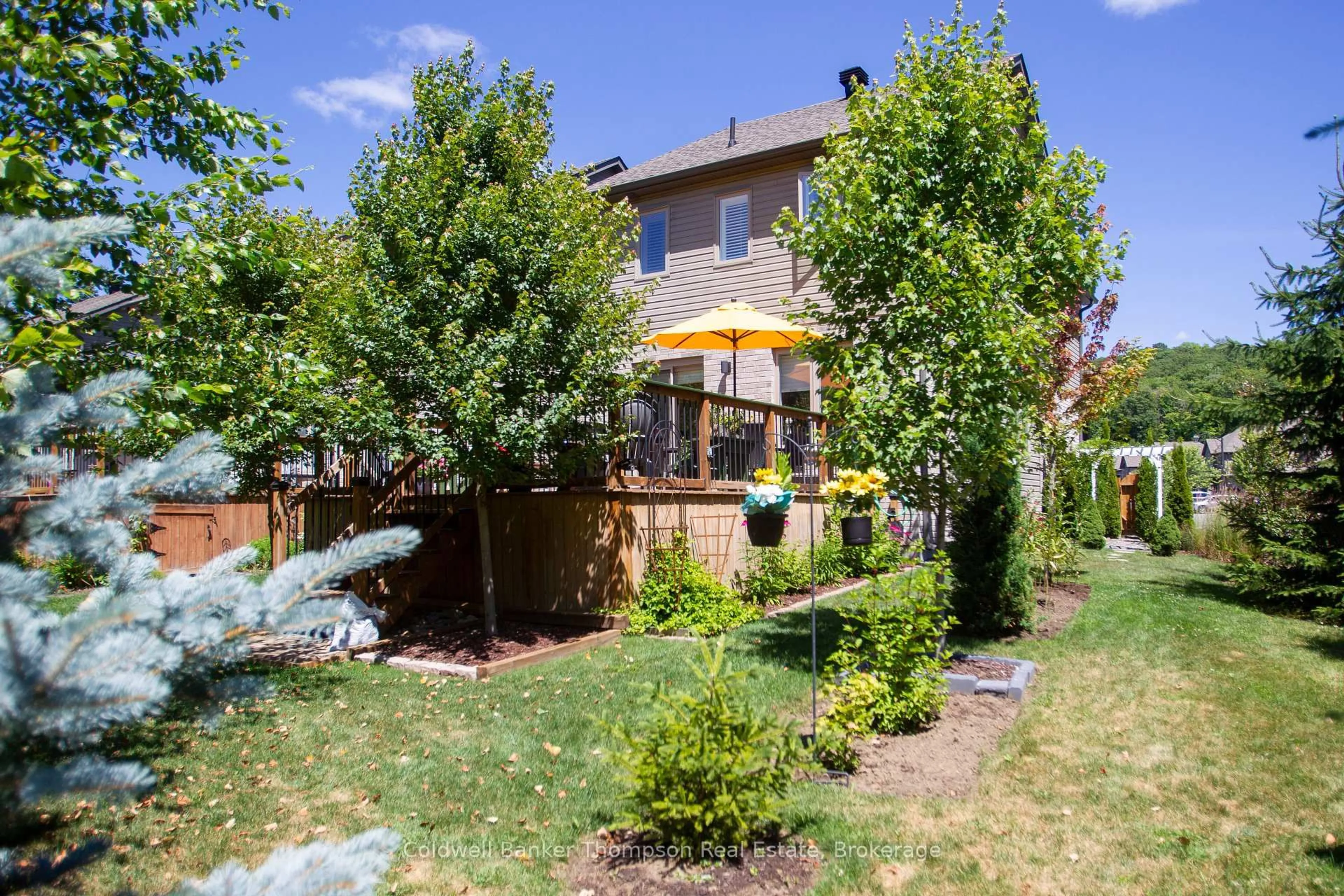 A pic from outside/outdoor area/front of a property/back of a property/a pic from drone, street for 36 Spalding Cres, Huntsville Ontario P1H 1C9