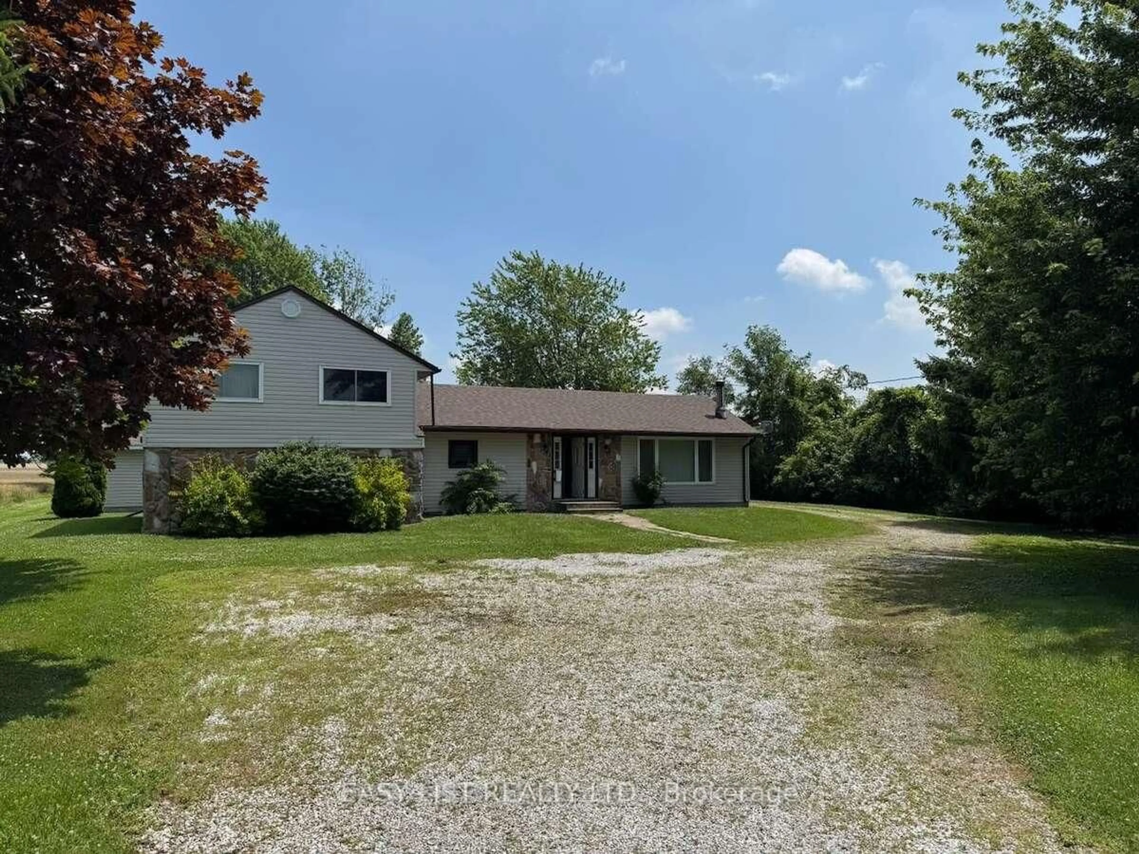 A pic from outside/outdoor area/front of a property/back of a property/a pic from drone, unknown for 3104 St Clair Pkwy, St. Clair Ontario N0P 1H0