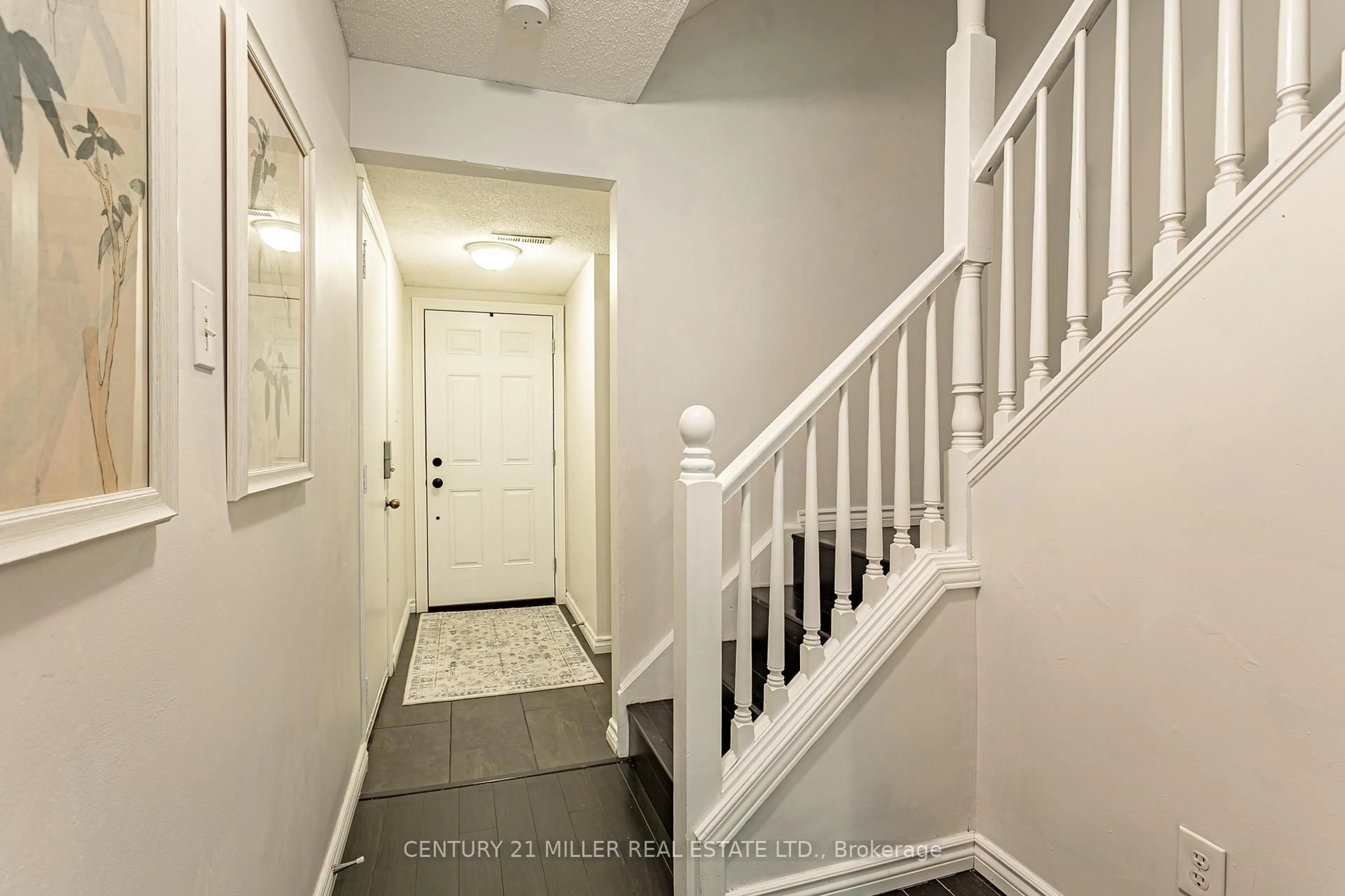 Indoor entryway for 9 Ailsa Pl #16, London South Ontario N5Z 4Z6