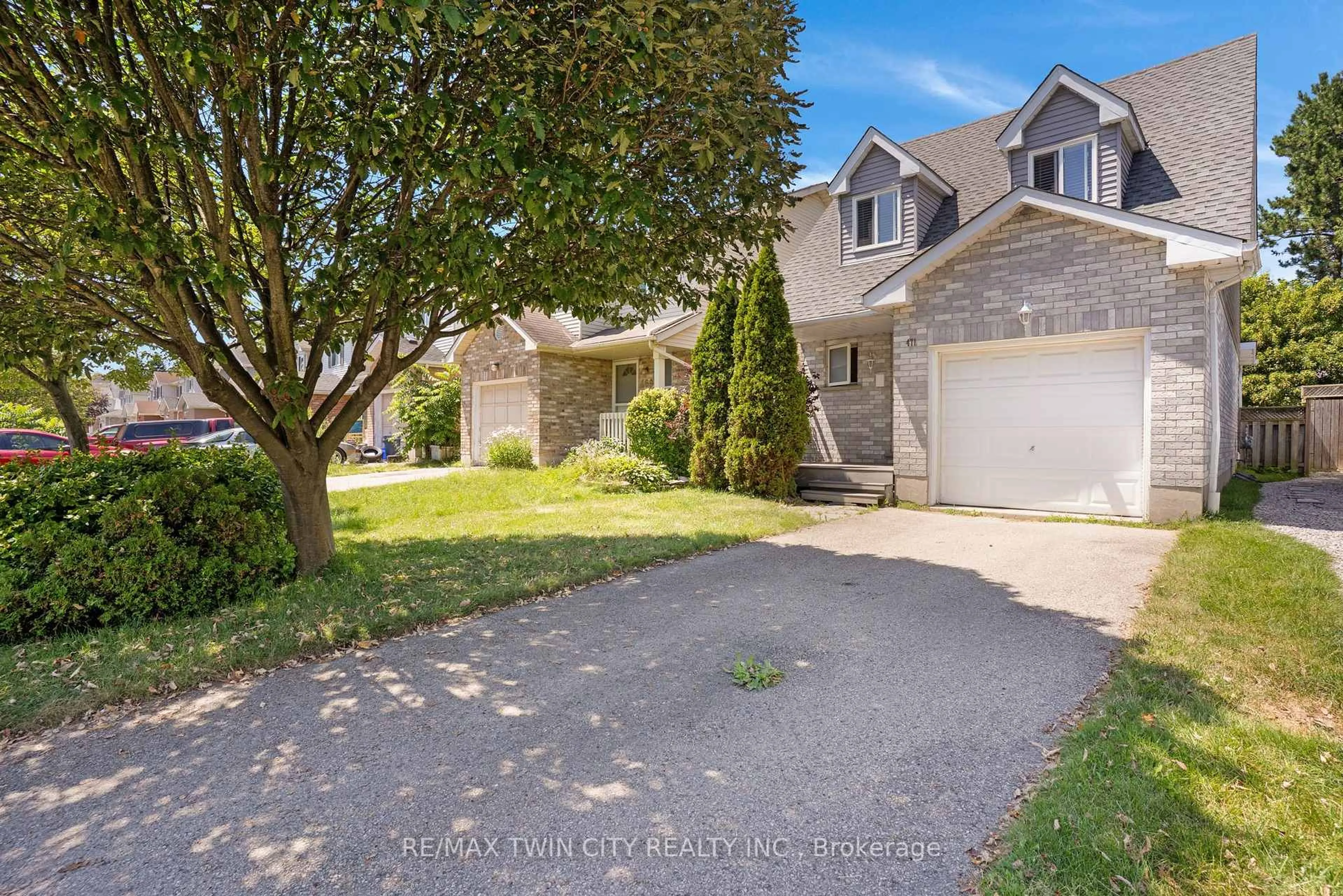 A pic from outside/outdoor area/front of a property/back of a property/a pic from drone, street for 471 Exmoor St, Waterloo Ontario N2K 3T7