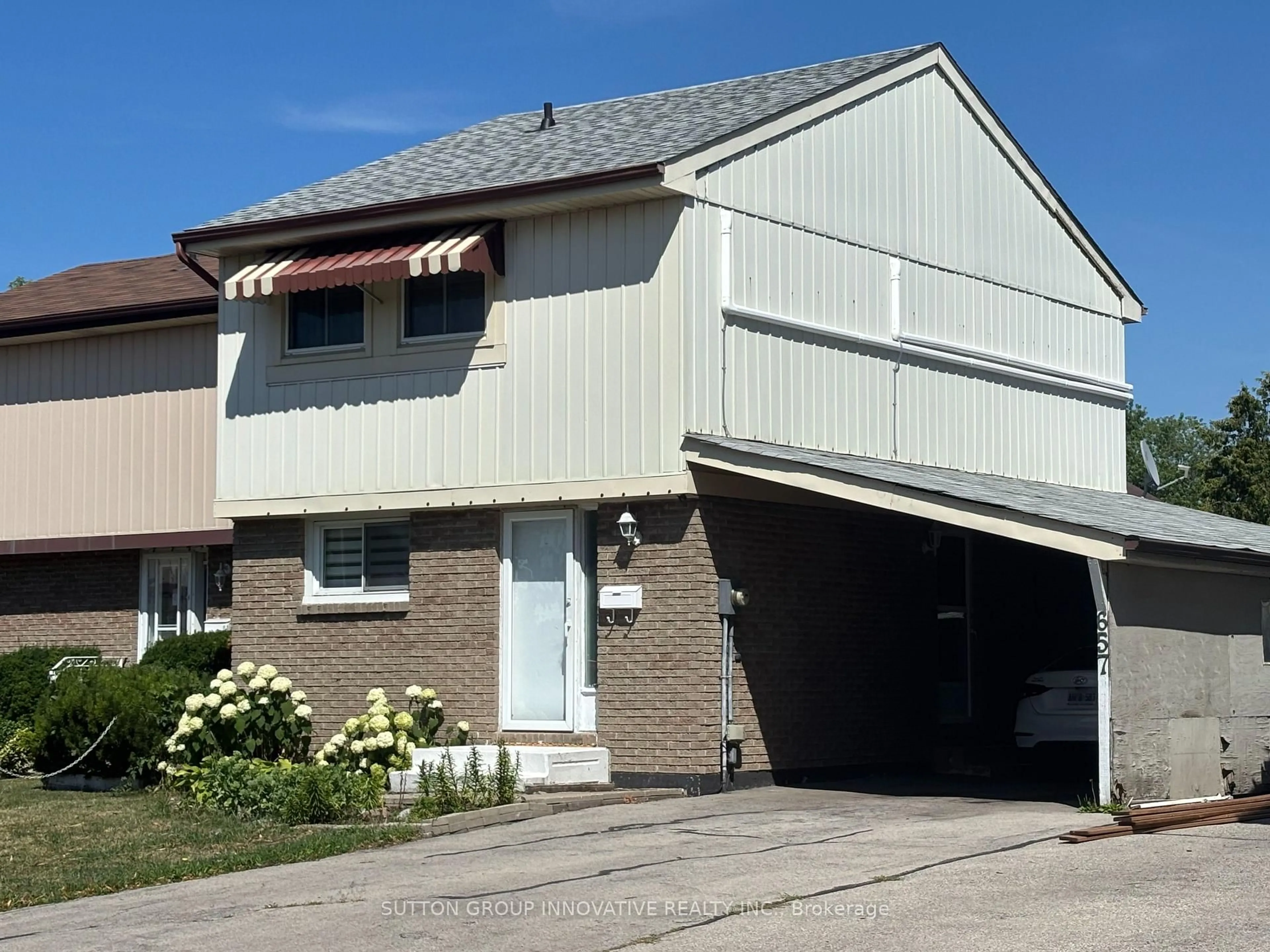 Home with vinyl exterior material, street for 657 Upper Wentworth St, Hamilton Ontario L9A 4V4
