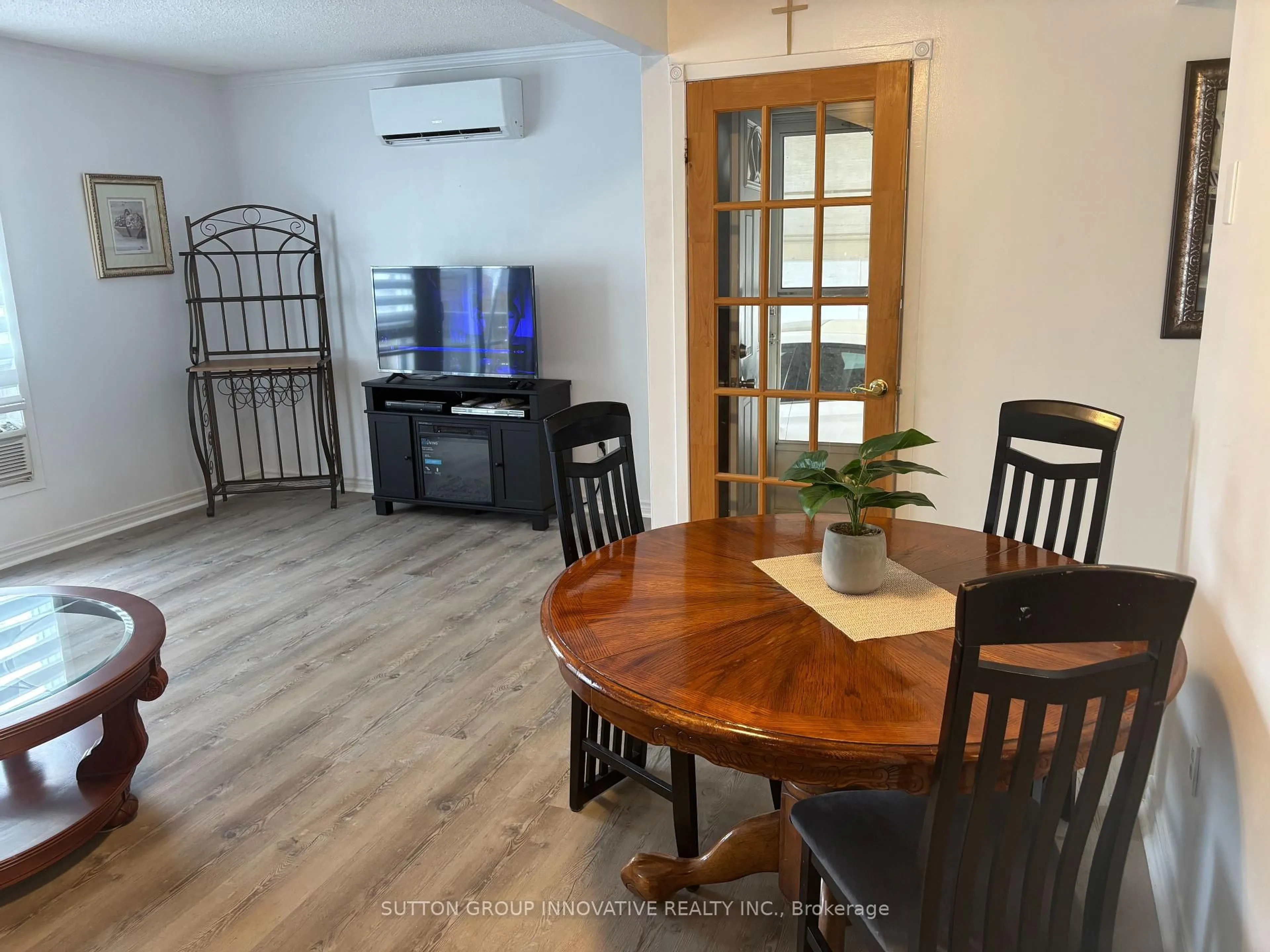A pic of a room for 657 Upper Wentworth St, Hamilton Ontario L9A 4V4