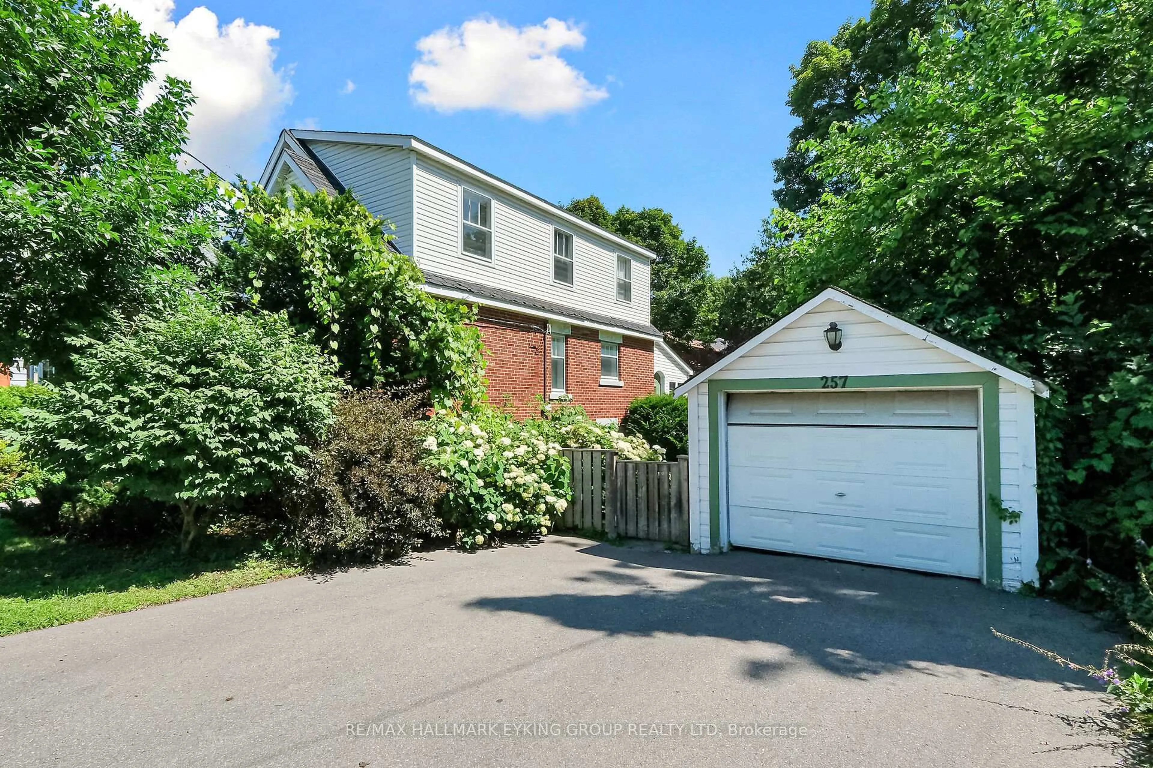 A pic from outside/outdoor area/front of a property/back of a property/a pic from drone, street for 257 Fairmont Ave, Ottawa Ontario K1Y 1Y4
