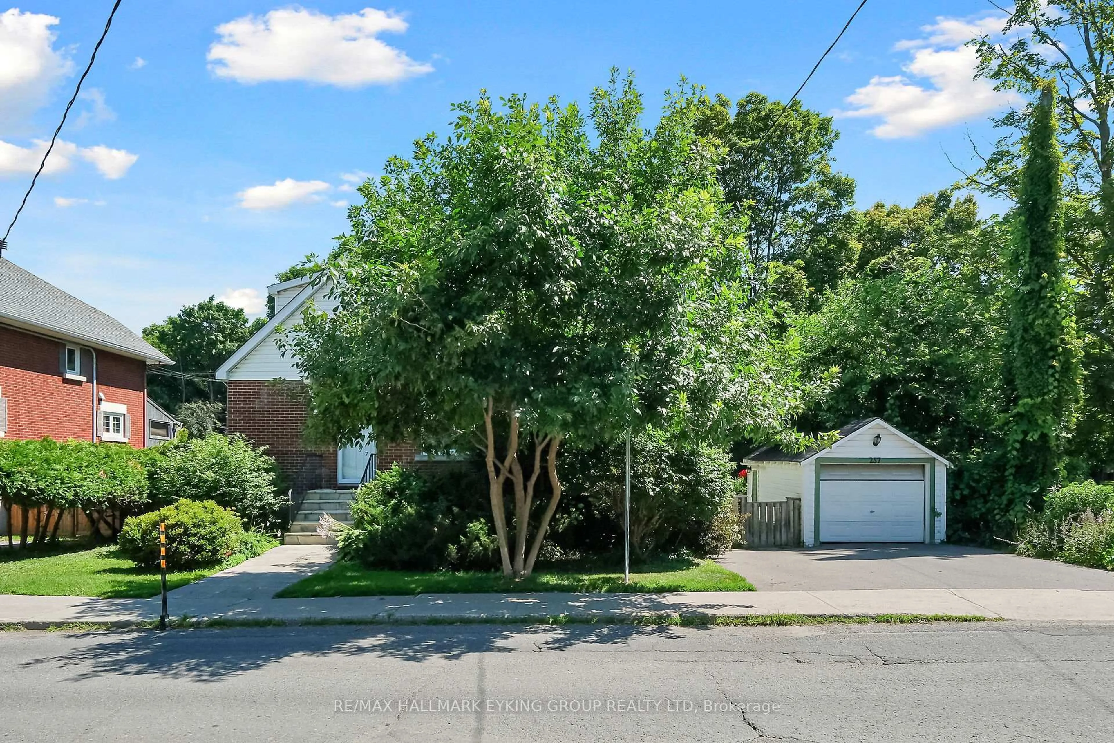 A pic from outside/outdoor area/front of a property/back of a property/a pic from drone, street for 257 Fairmont Ave, Ottawa Ontario K1Y 1Y4