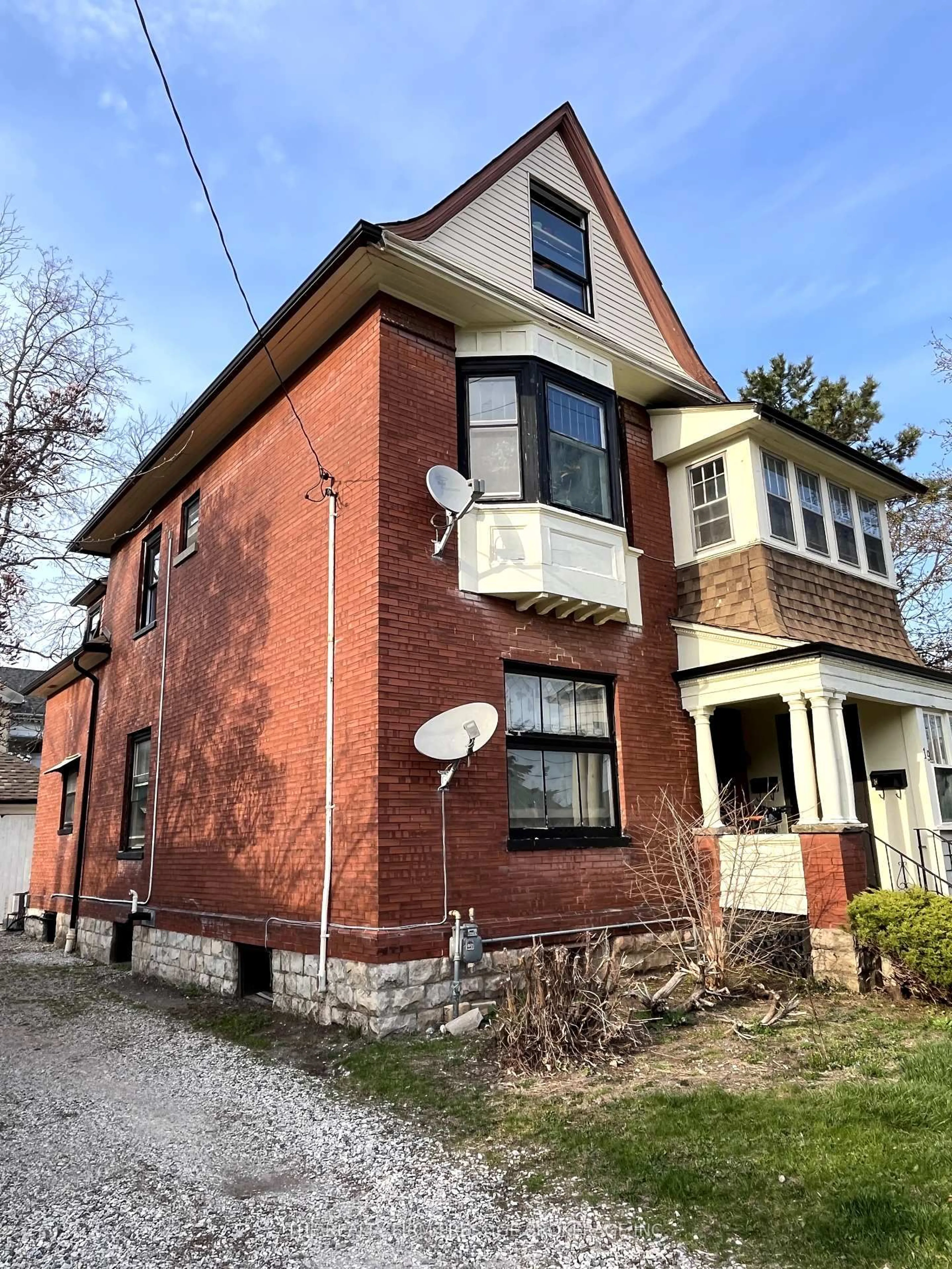 Home with brick exterior material, building for 19 Scott St, St. Thomas Ontario N5P 1K1