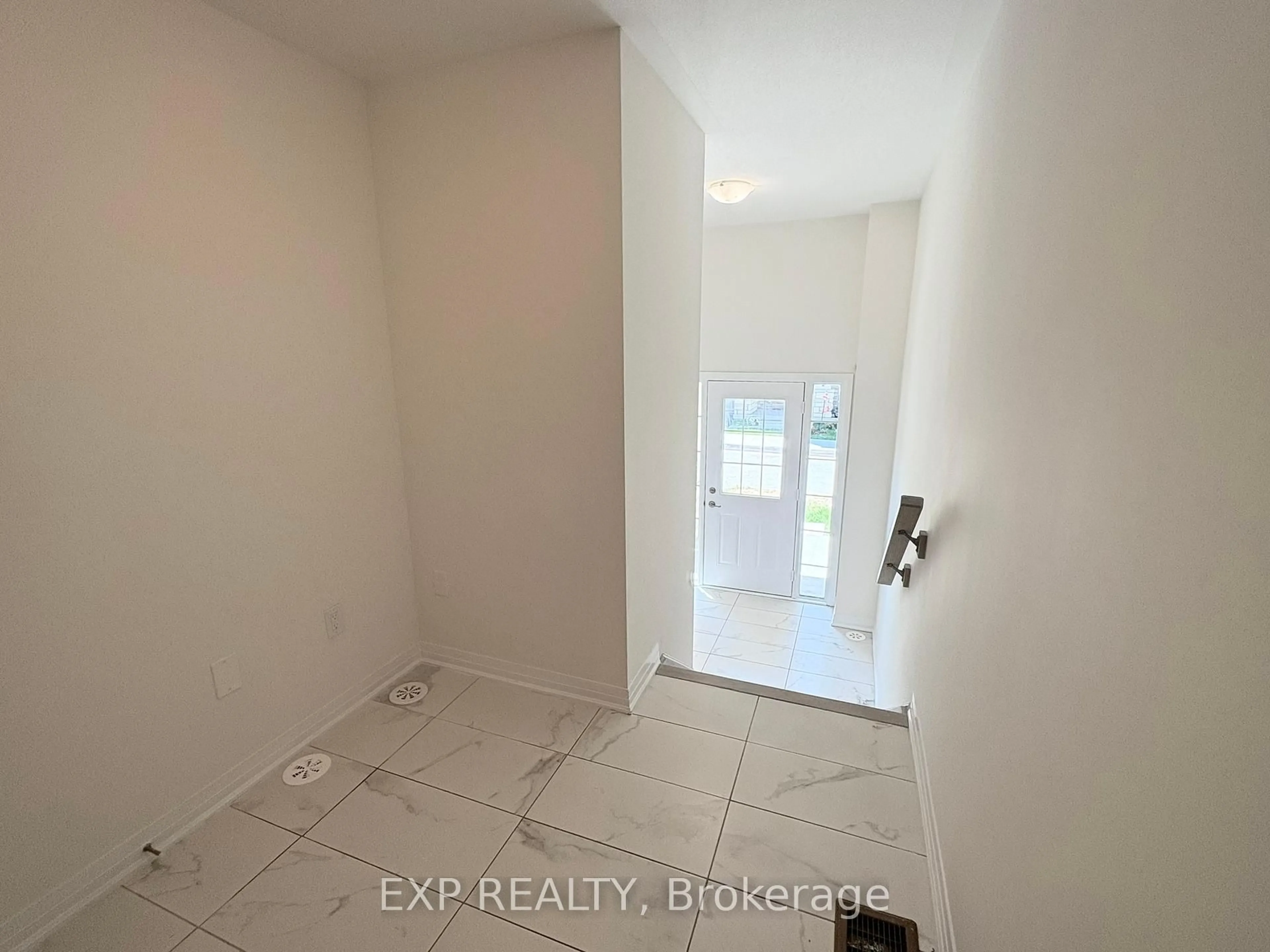 Indoor entryway for 305 Garner Rd #22, Hamilton Ontario L9G 0H5