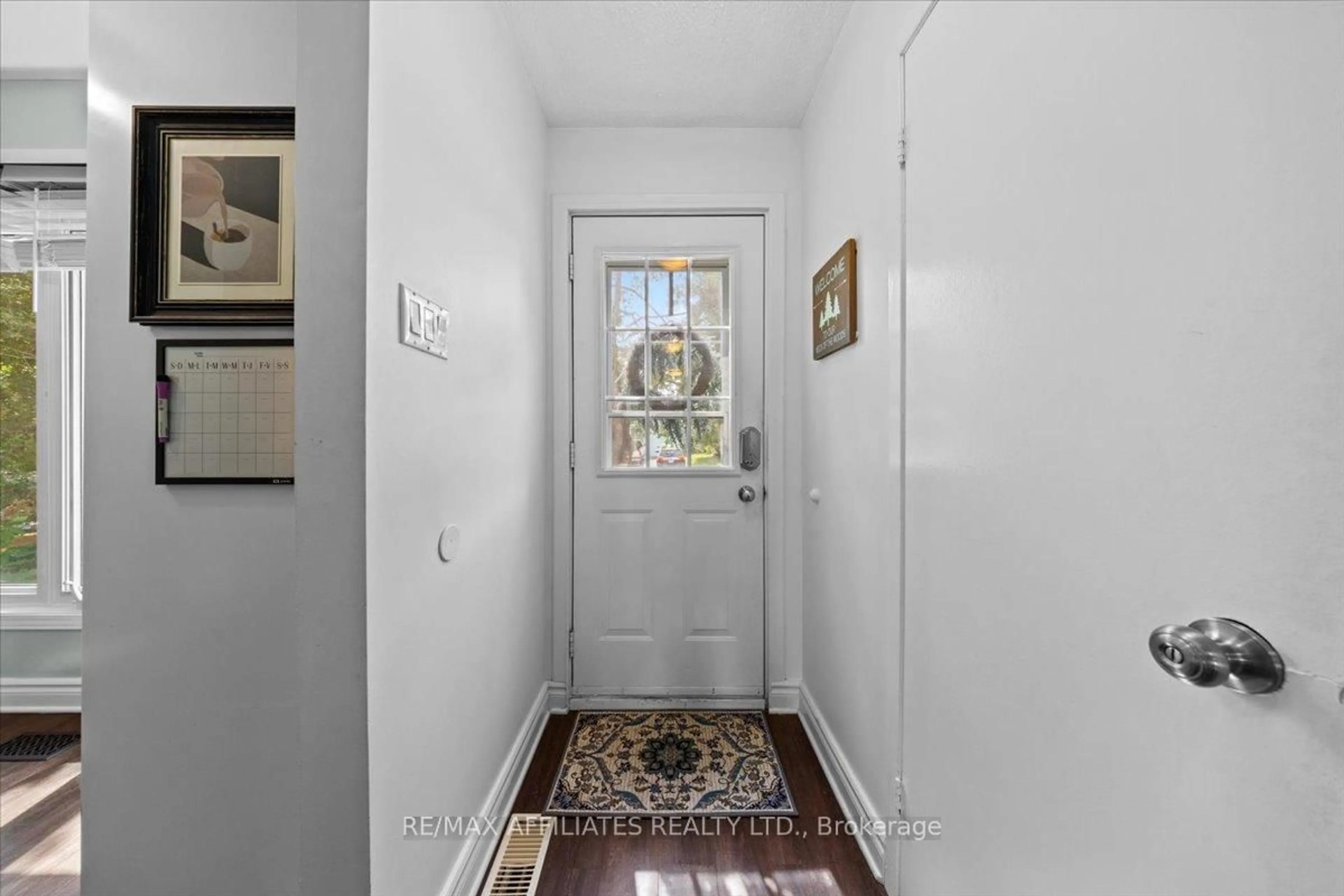 Indoor entryway for 2530 Autumn Hill Cres, Ottawa Ontario K1B 4M7