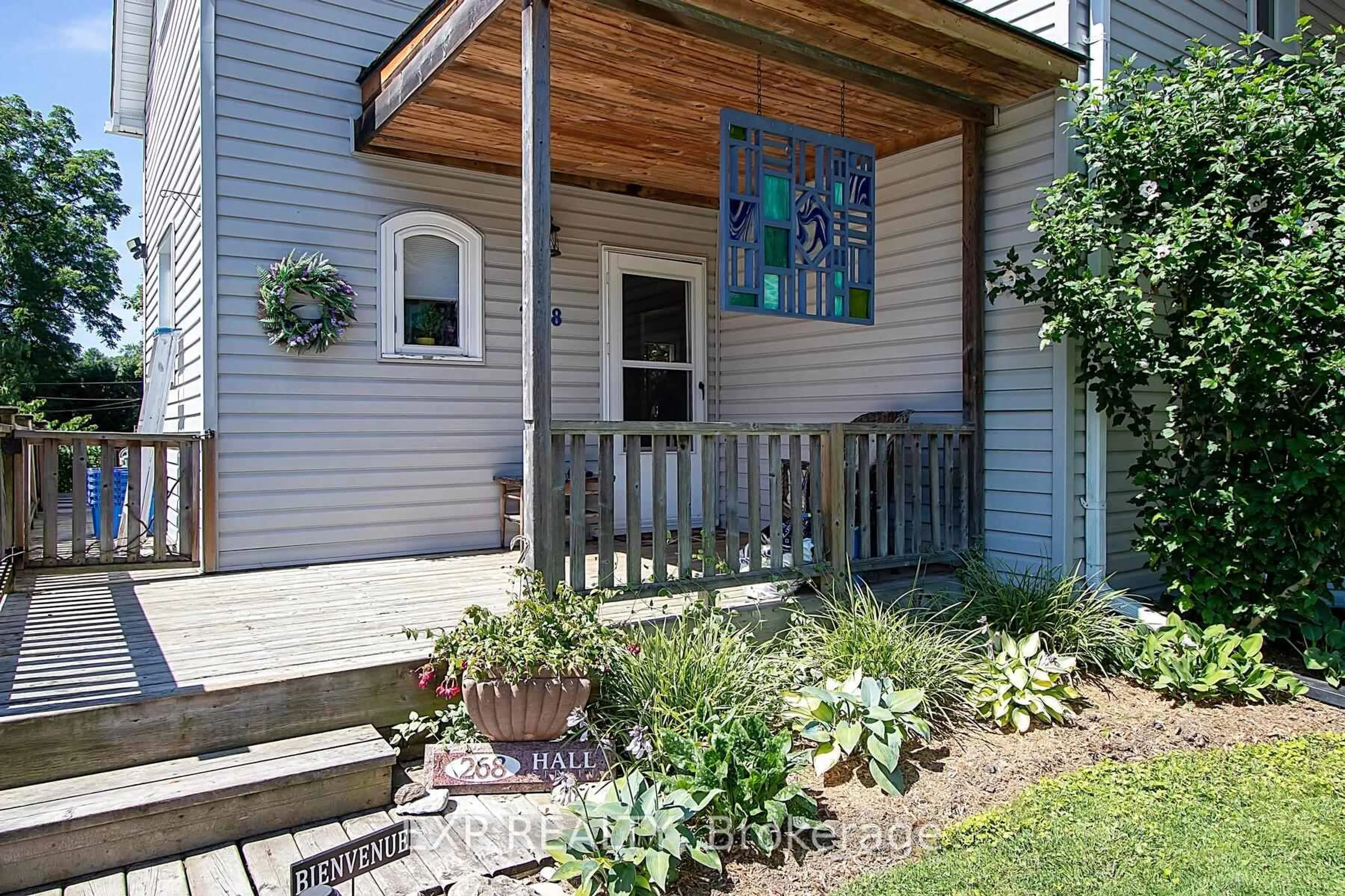 Indoor entryway for 268 Hall St, Ingersoll Ontario N5C 1V7