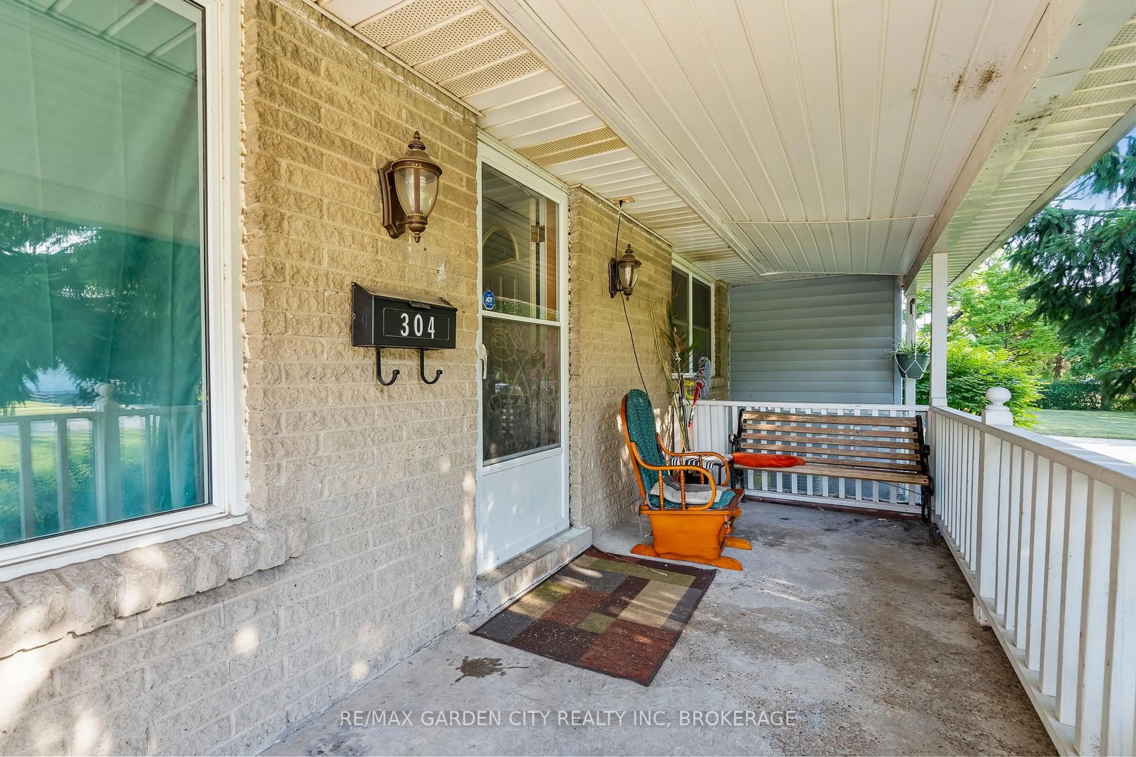 Indoor entryway for 304 FIRST Ave, Welland Ontario L3C 1Y8