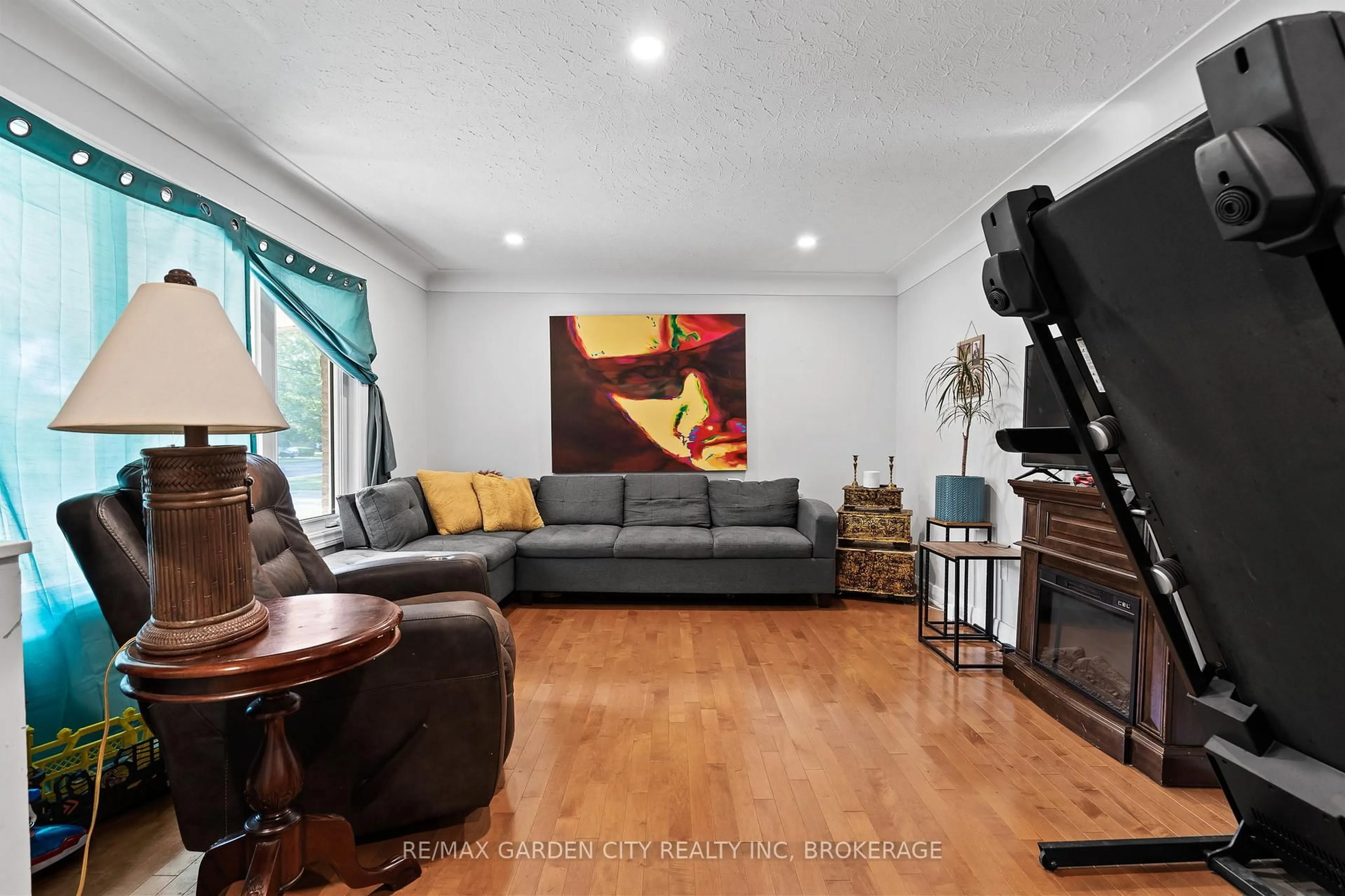 Living room with furniture, unknown for 304 FIRST Ave, Welland Ontario L3C 1Y8