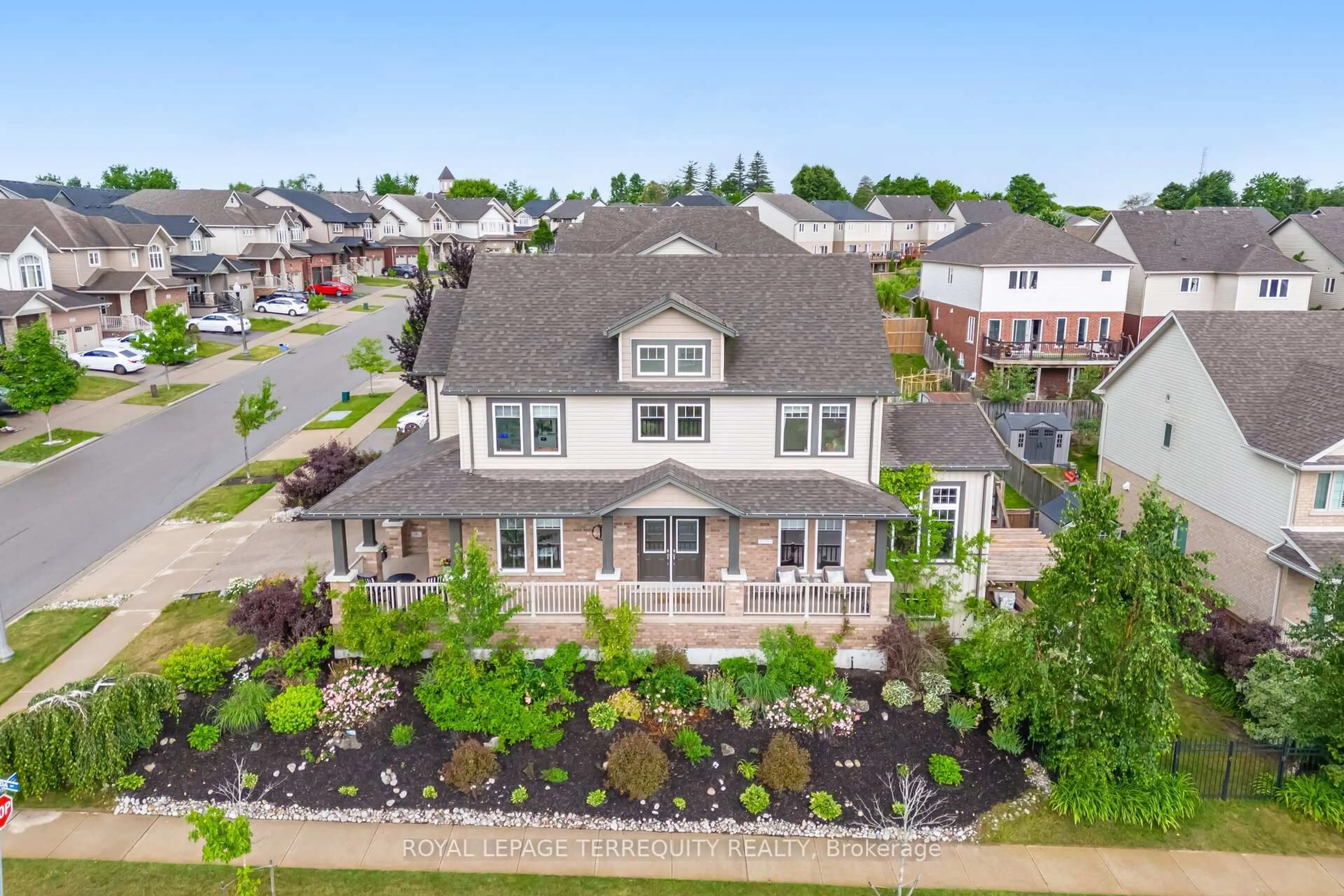 A pic from outside/outdoor area/front of a property/back of a property/a pic from drone, street for 387 Gravel Ridge Tr, Kitchener Ontario N2E 0B9