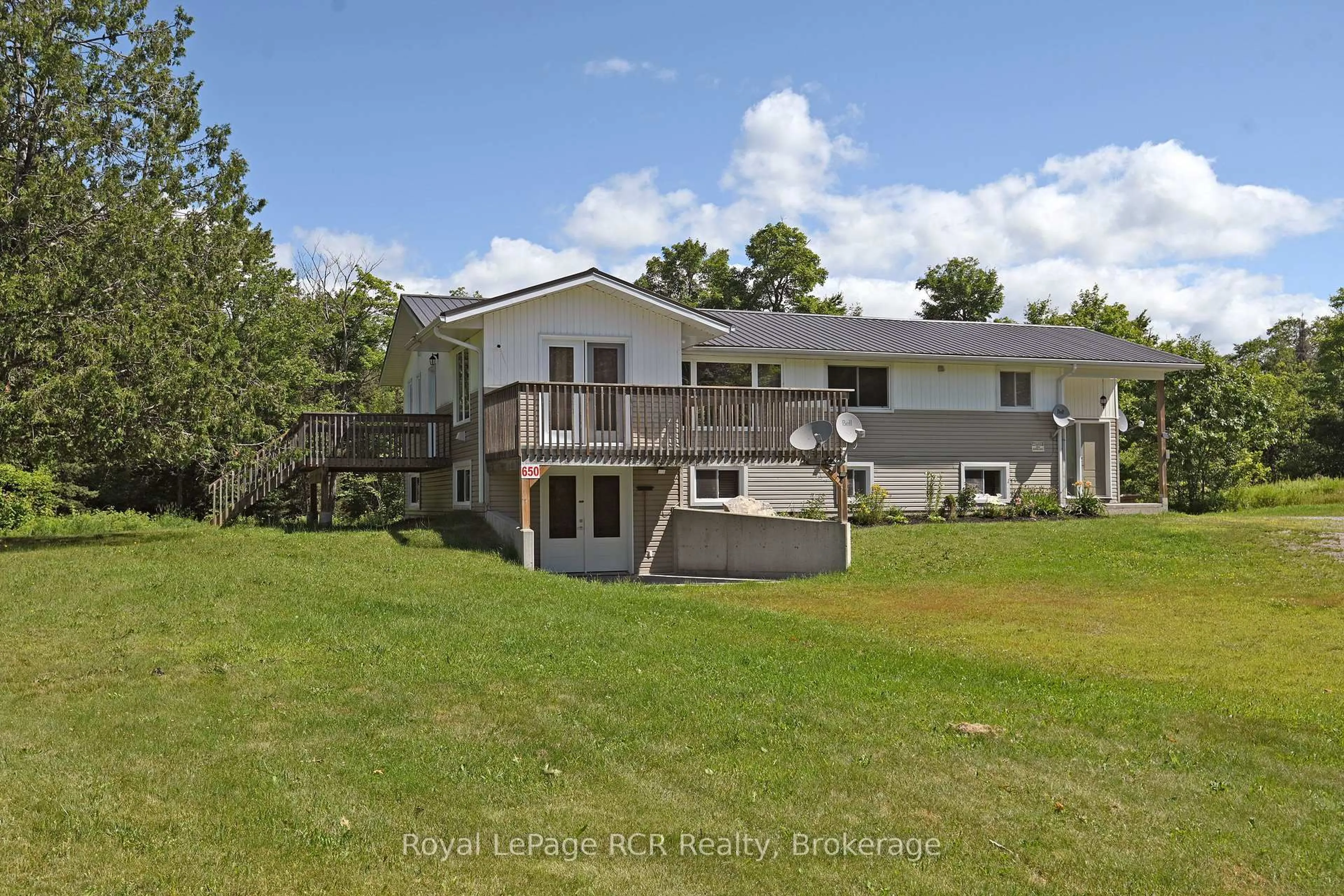 A pic from outside/outdoor area/front of a property/back of a property/a pic from drone, water/lake/river/ocean view for 650 Northmount Rd, North Bay Ontario P1B 8G2