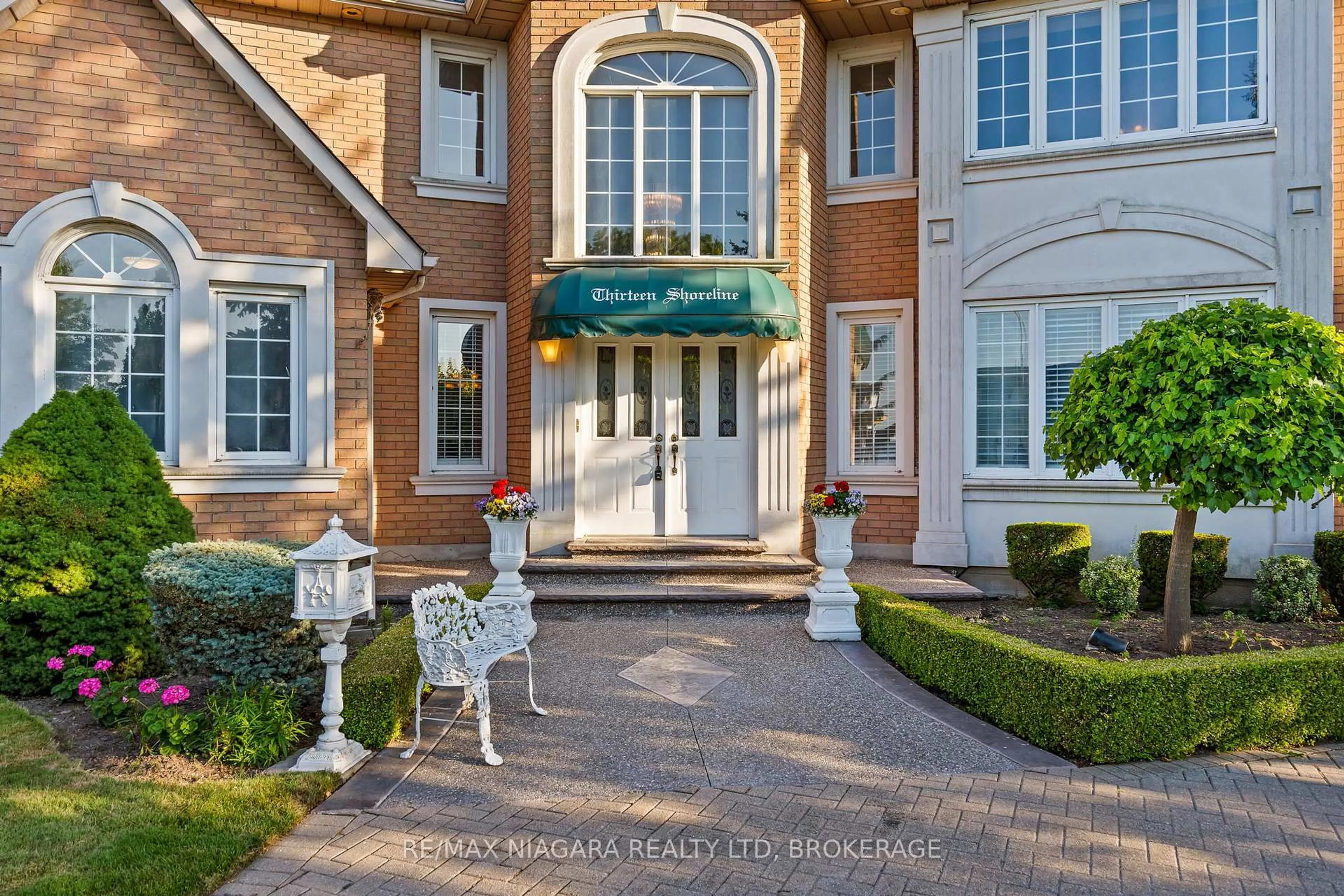 Indoor entryway for 13 Shoreline Cres, Grimsby Ontario L3M 5B2