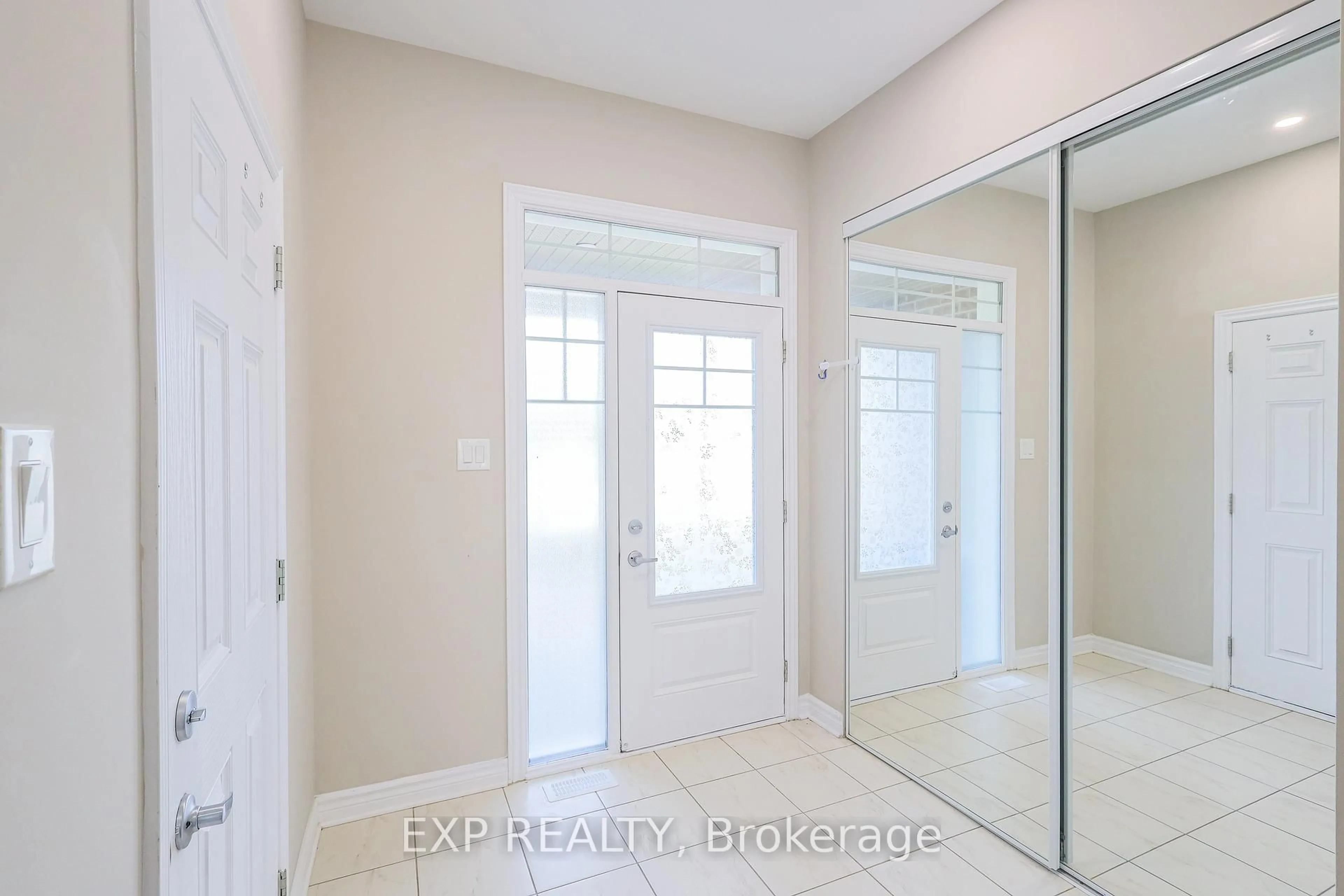 Indoor entryway for 119 Ramsgrange St, Ottawa Ontario K2J 6G4