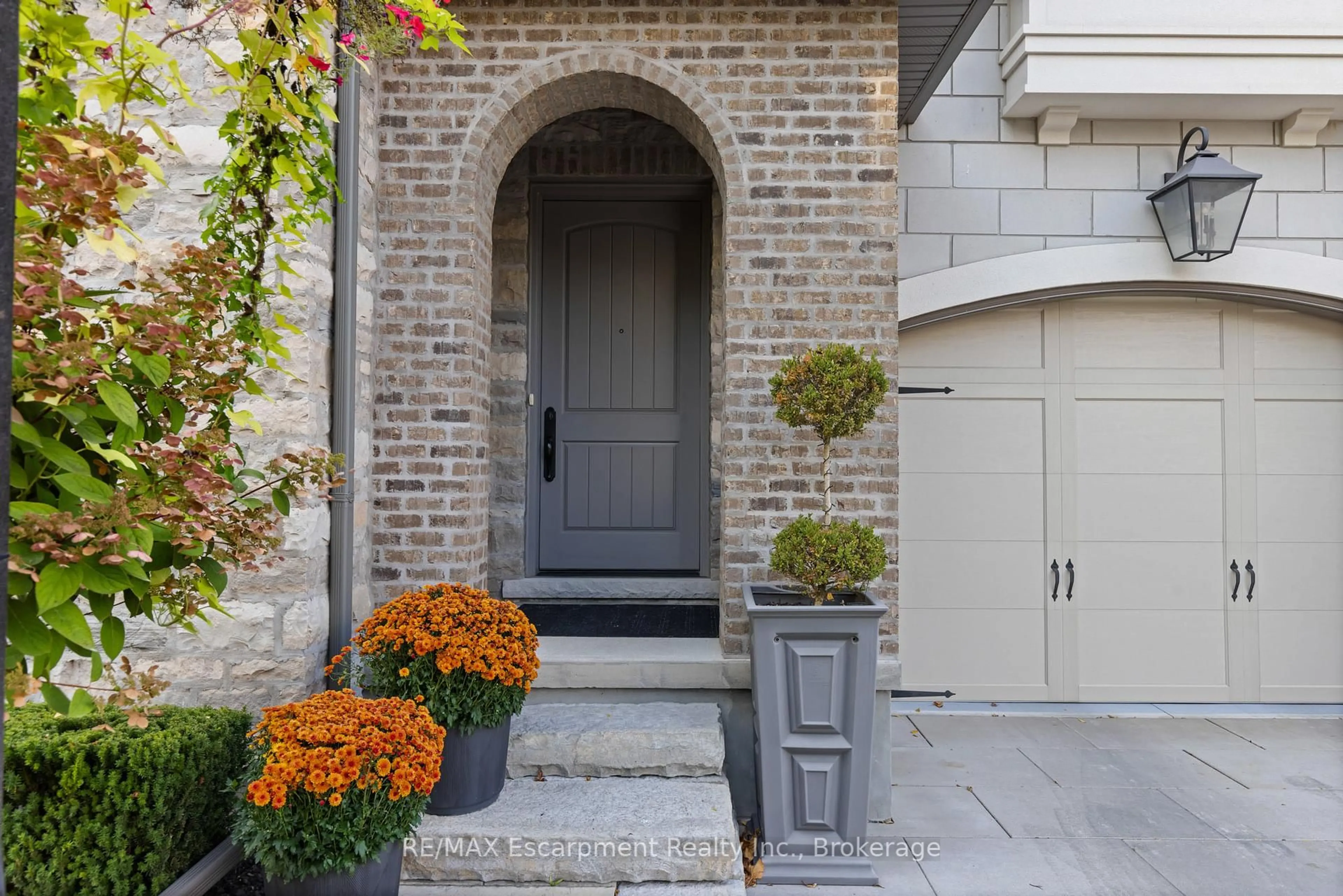 Indoor entryway for 25 Arbourvale Common, St. Catharines Ontario L2T 3B7